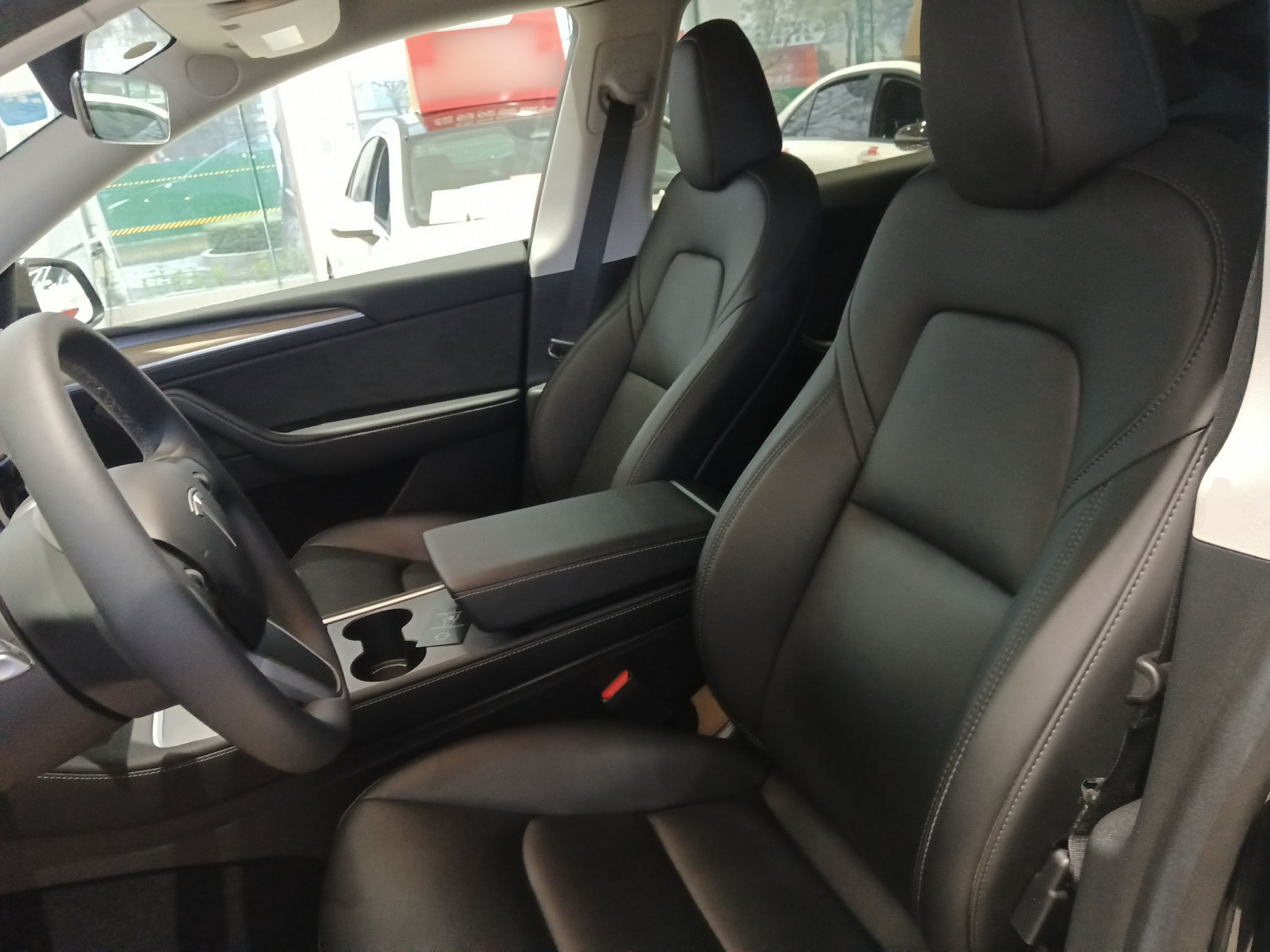 المقاعد الأمامية داخل السيارة