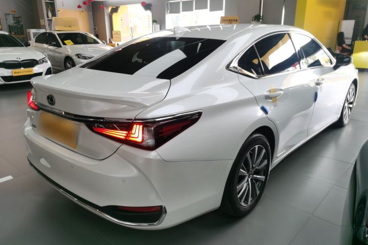 Used Lexus ES 2020 300h Premier Edition
