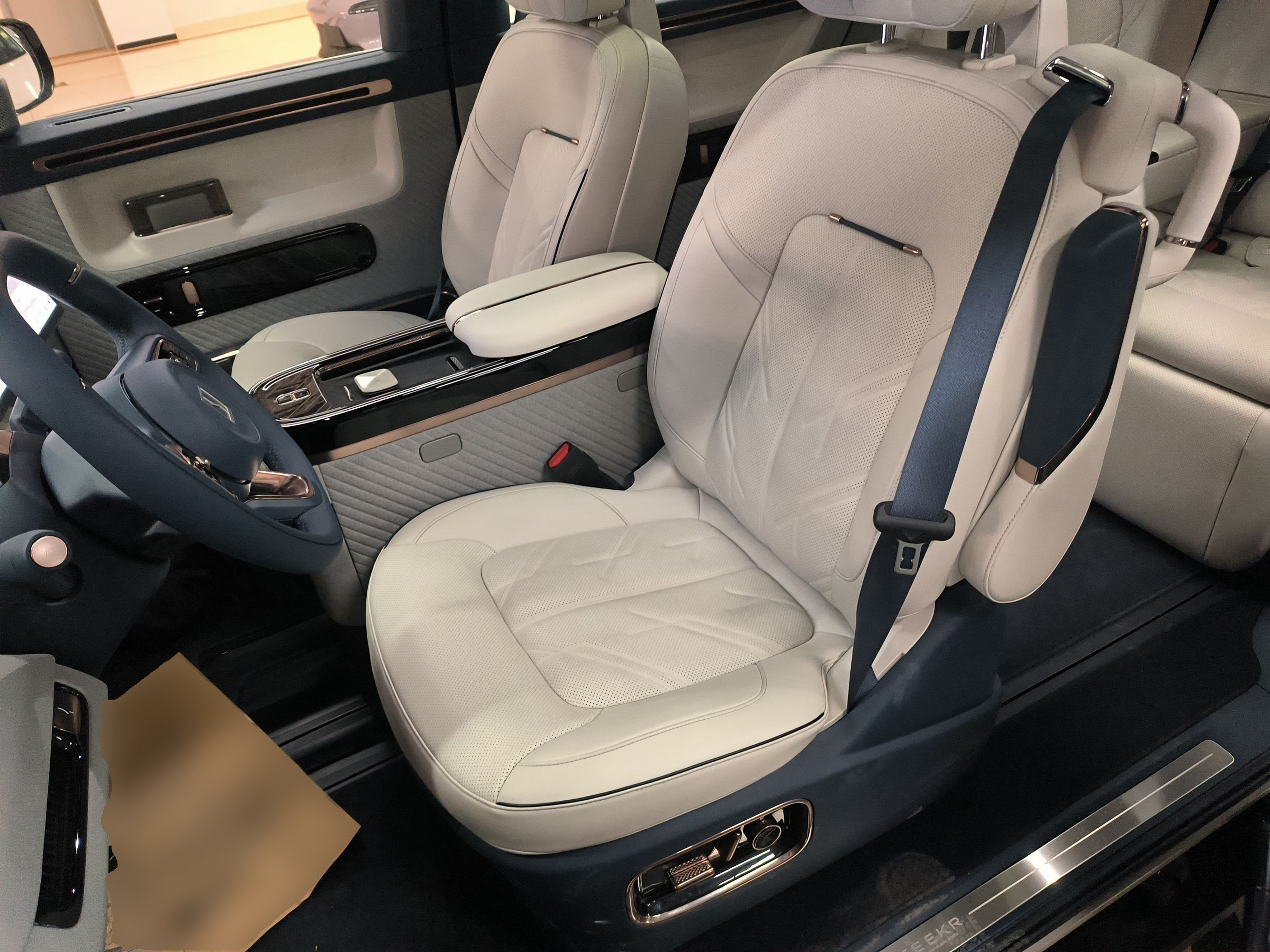 Переднее сиденье в автомобиле