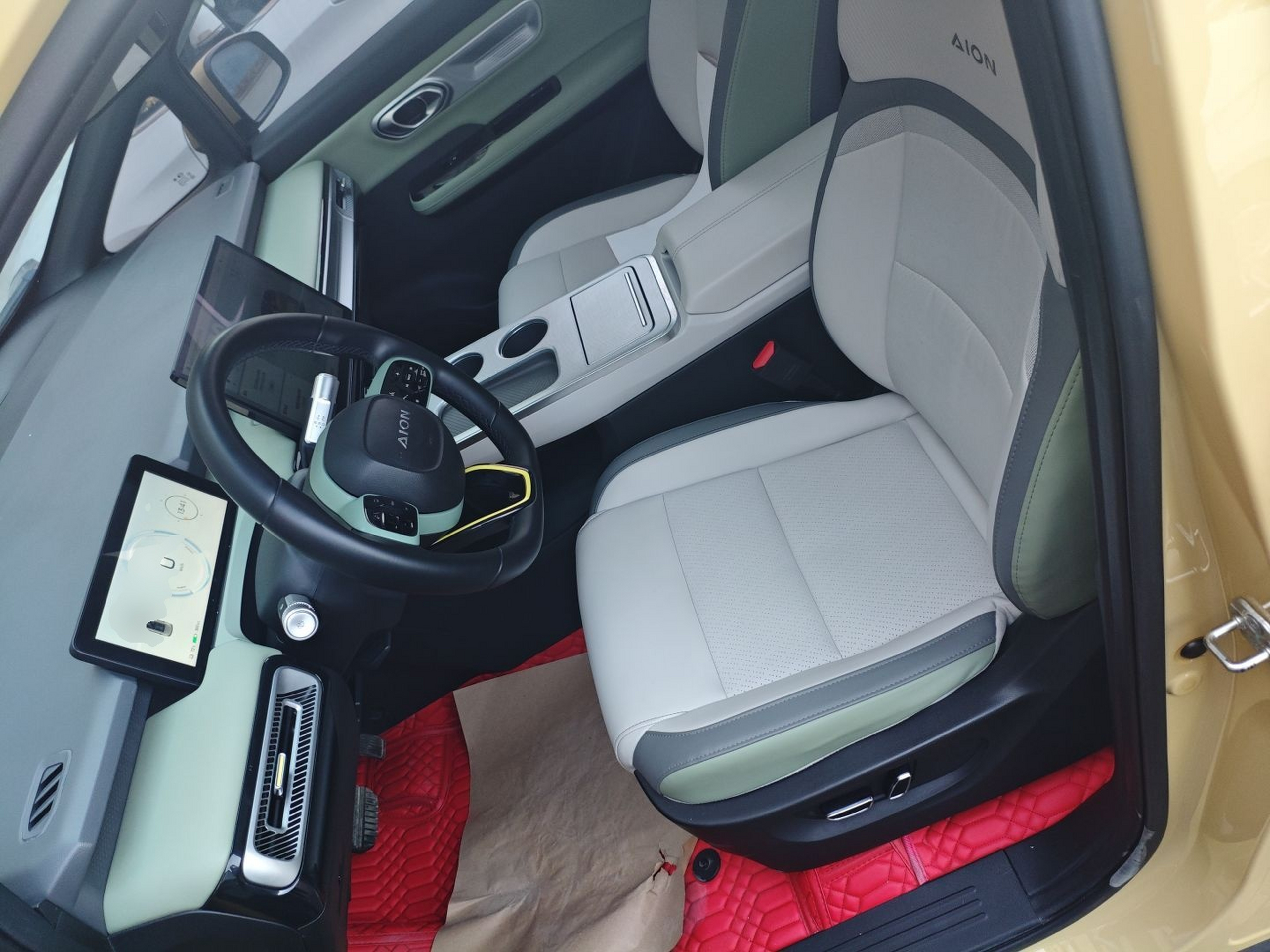 Переднее сиденье в автомобиле