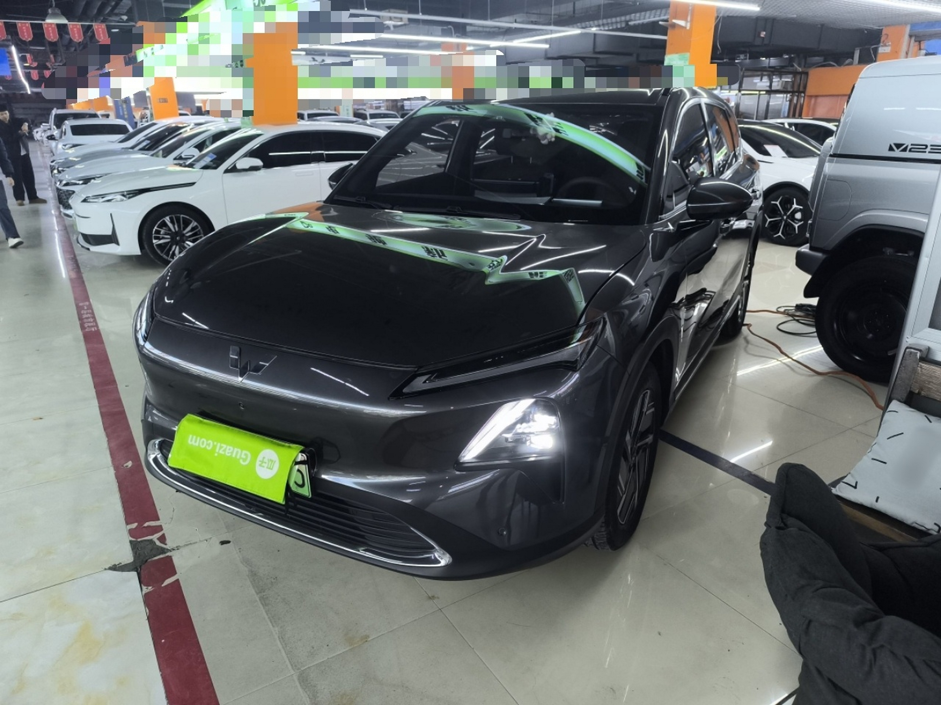 Под передней частью автомобиля