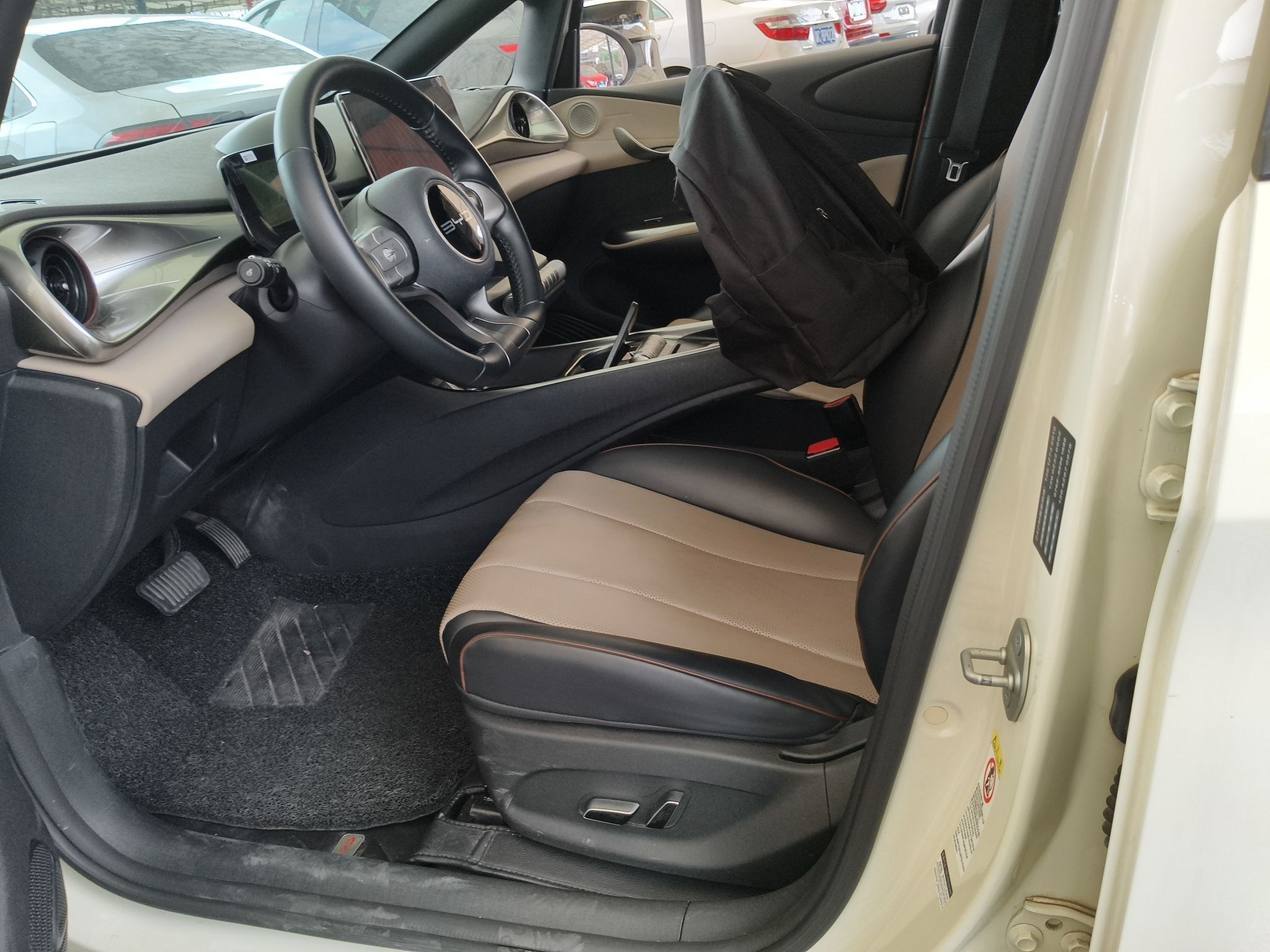 المقاعد الأمامية داخل السيارة