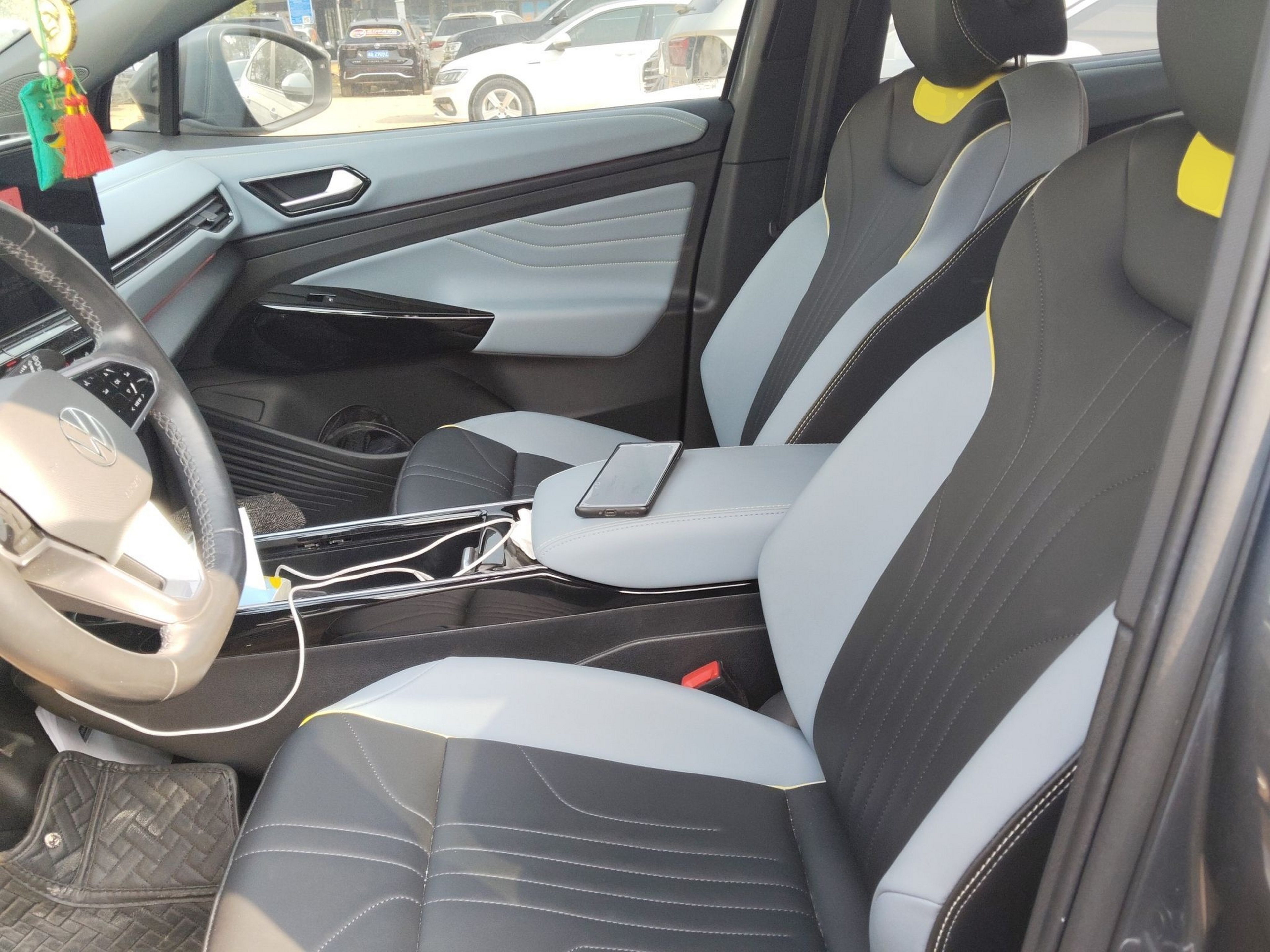 Переднее сиденье в автомобиле