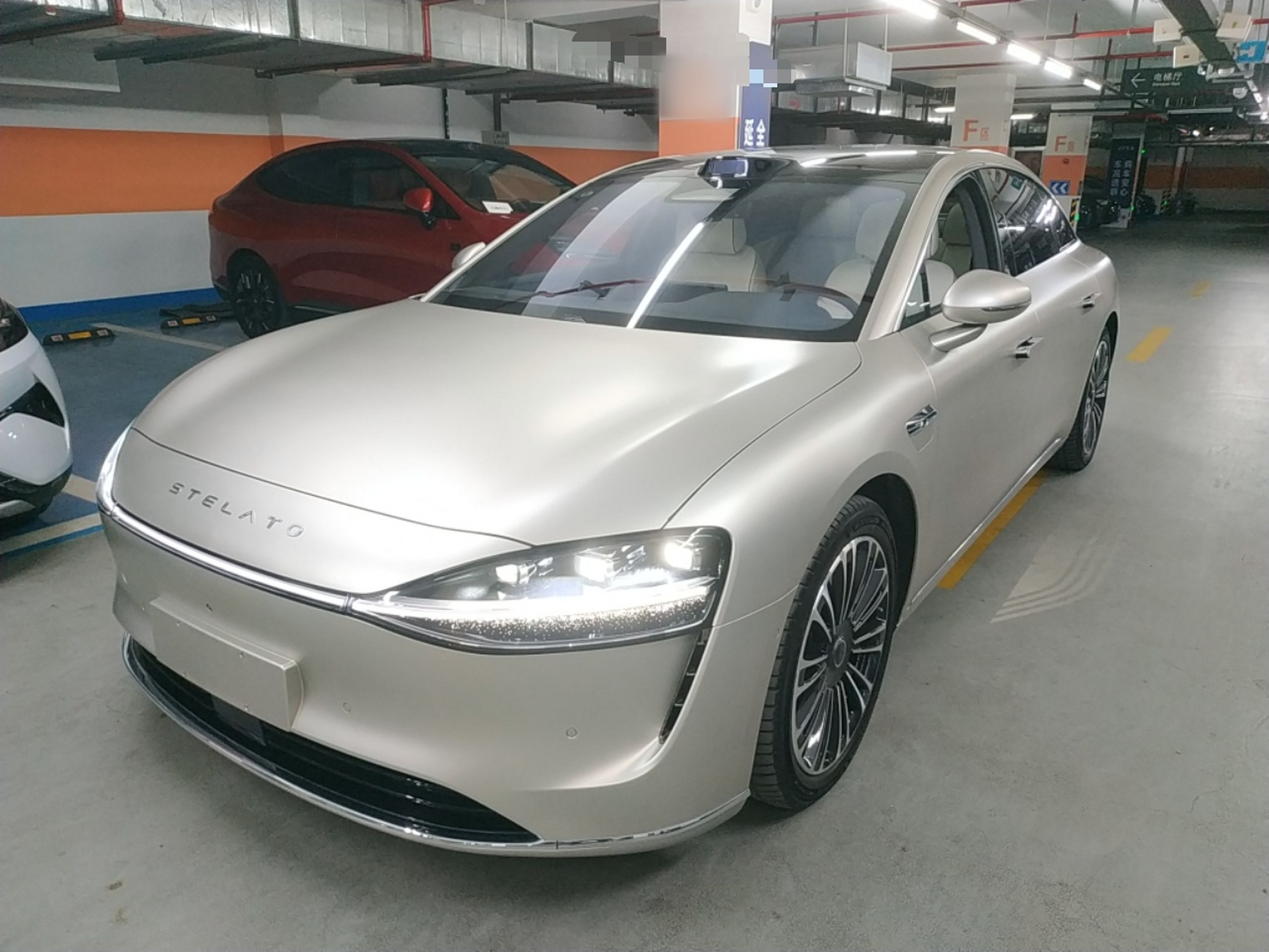 Под передней частью автомобиля