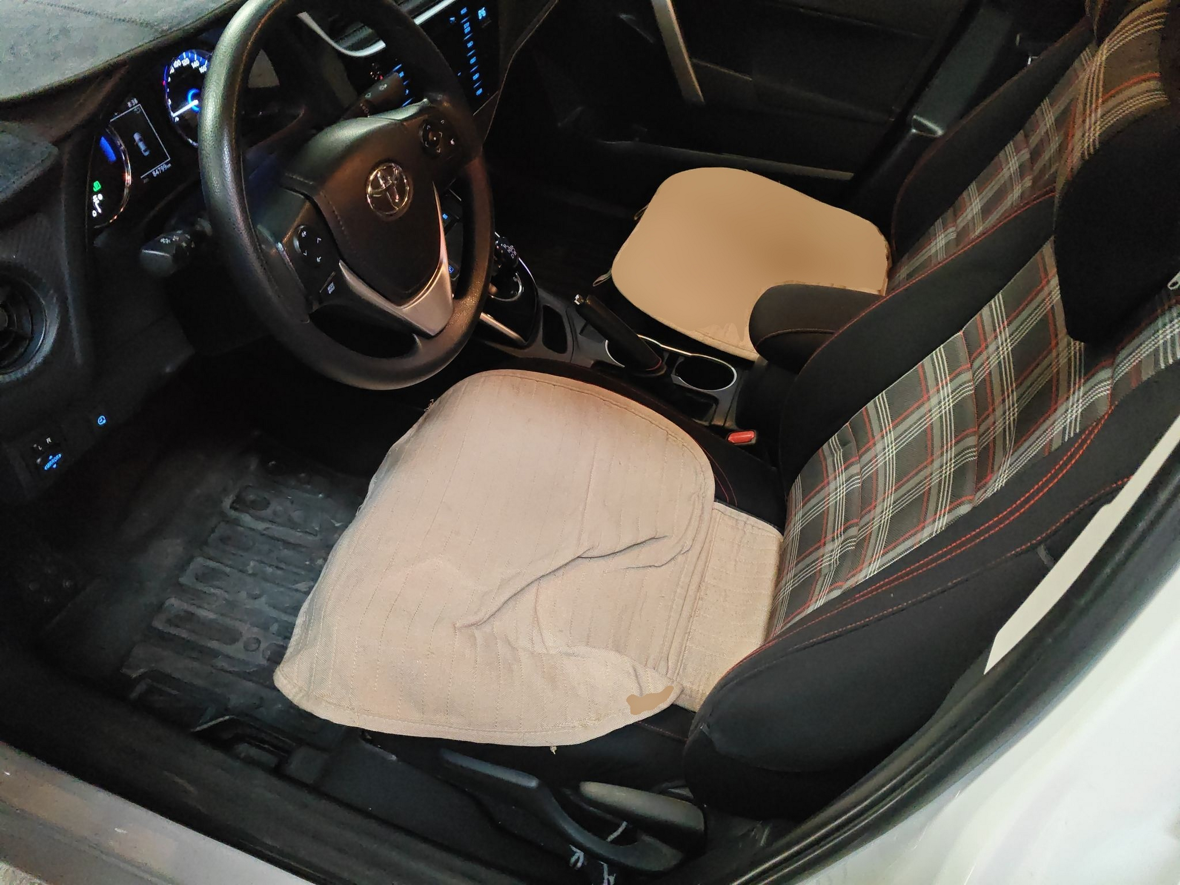 Переднее сиденье в автомобиле