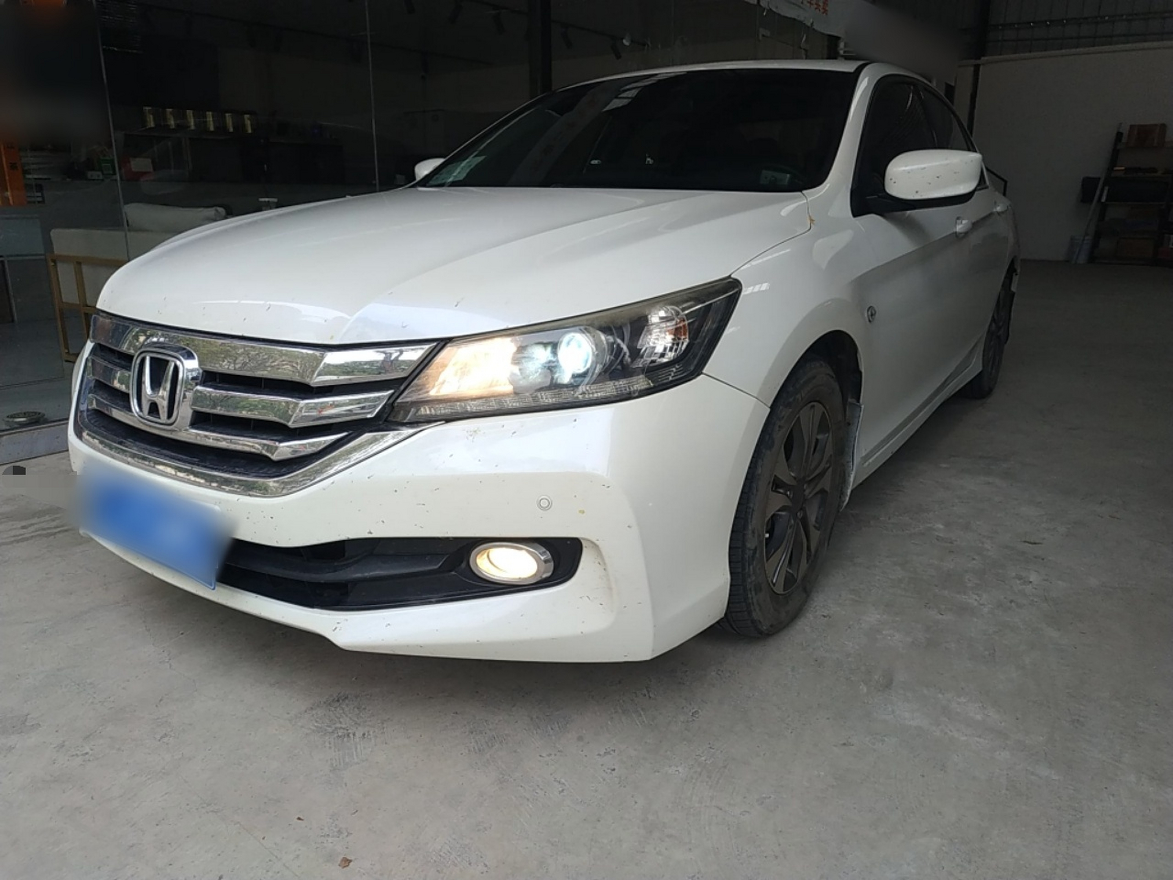 Под передней частью автомобиля