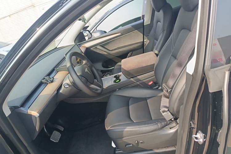 Used Tesla Model Y 2022 Long-Range All-Wheel-Drive Version
