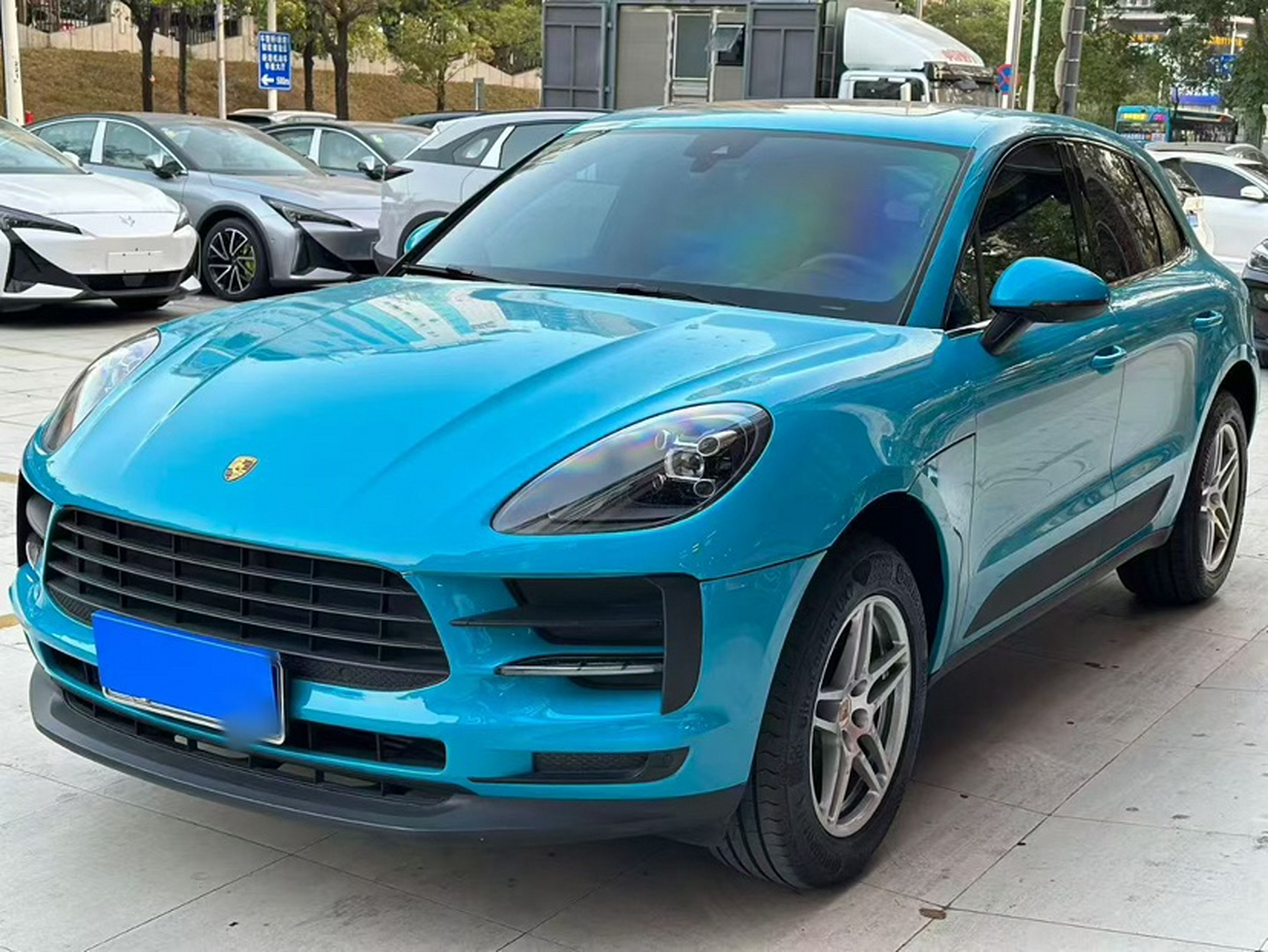 Под передней частью автомобиля