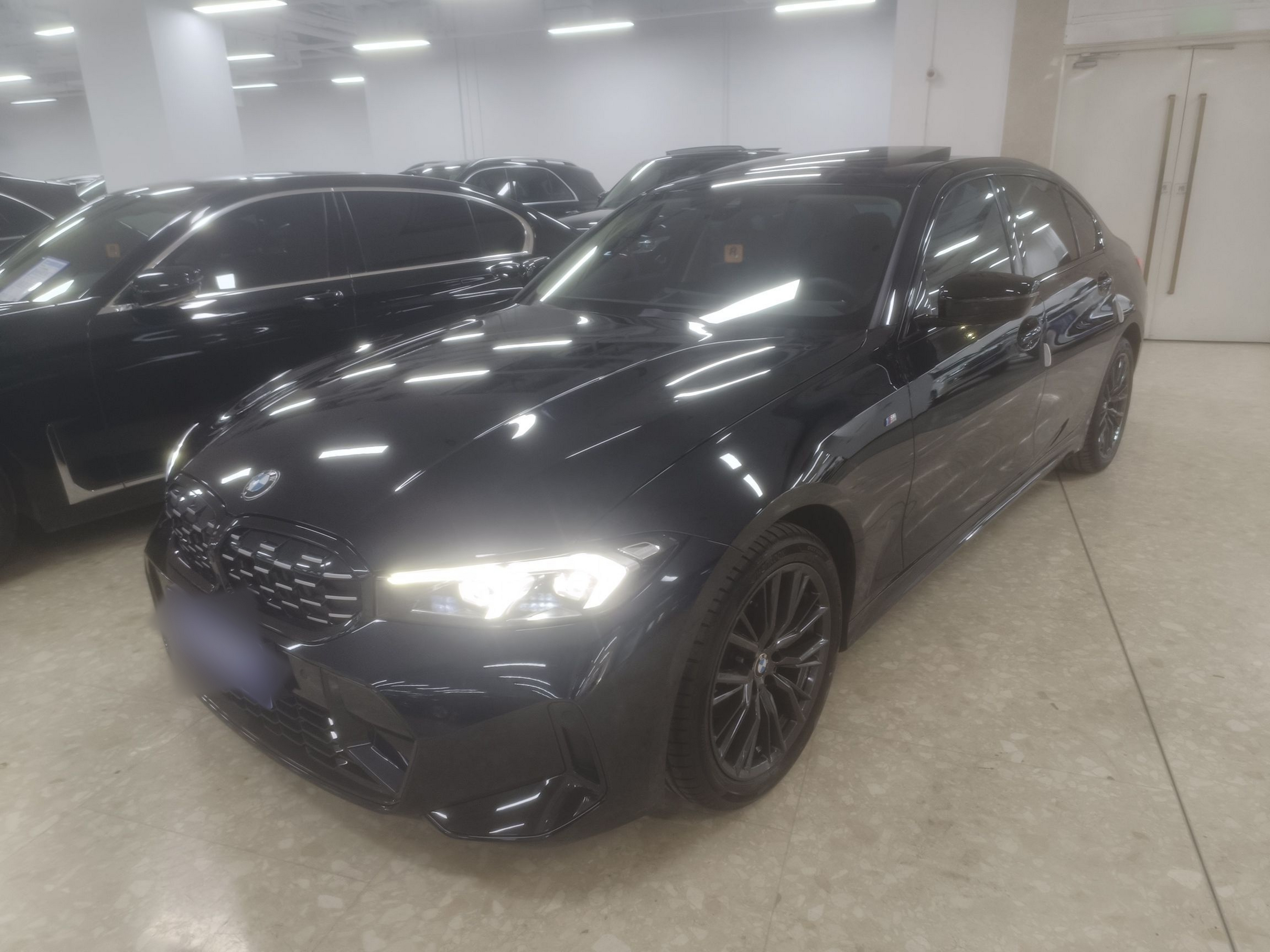 Под передней частью автомобиля