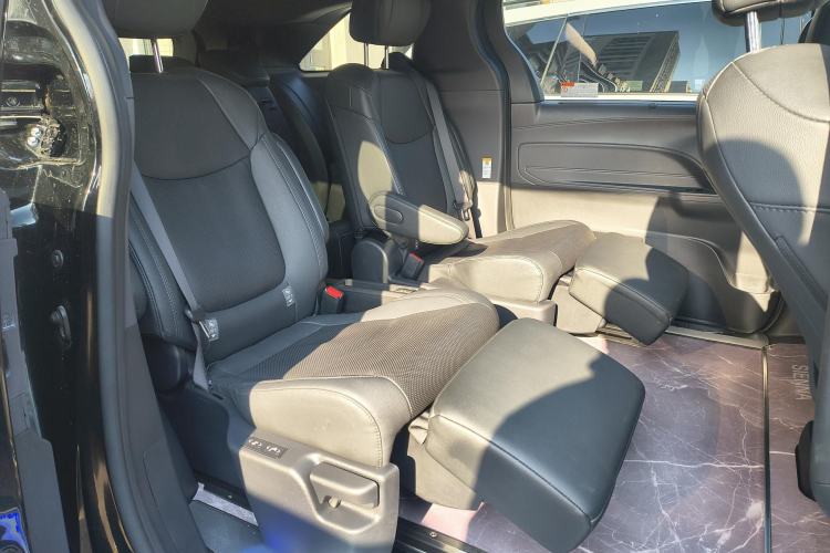 Used Toyota Sienna 2023 2.5L Hybrid Deluxe Edition