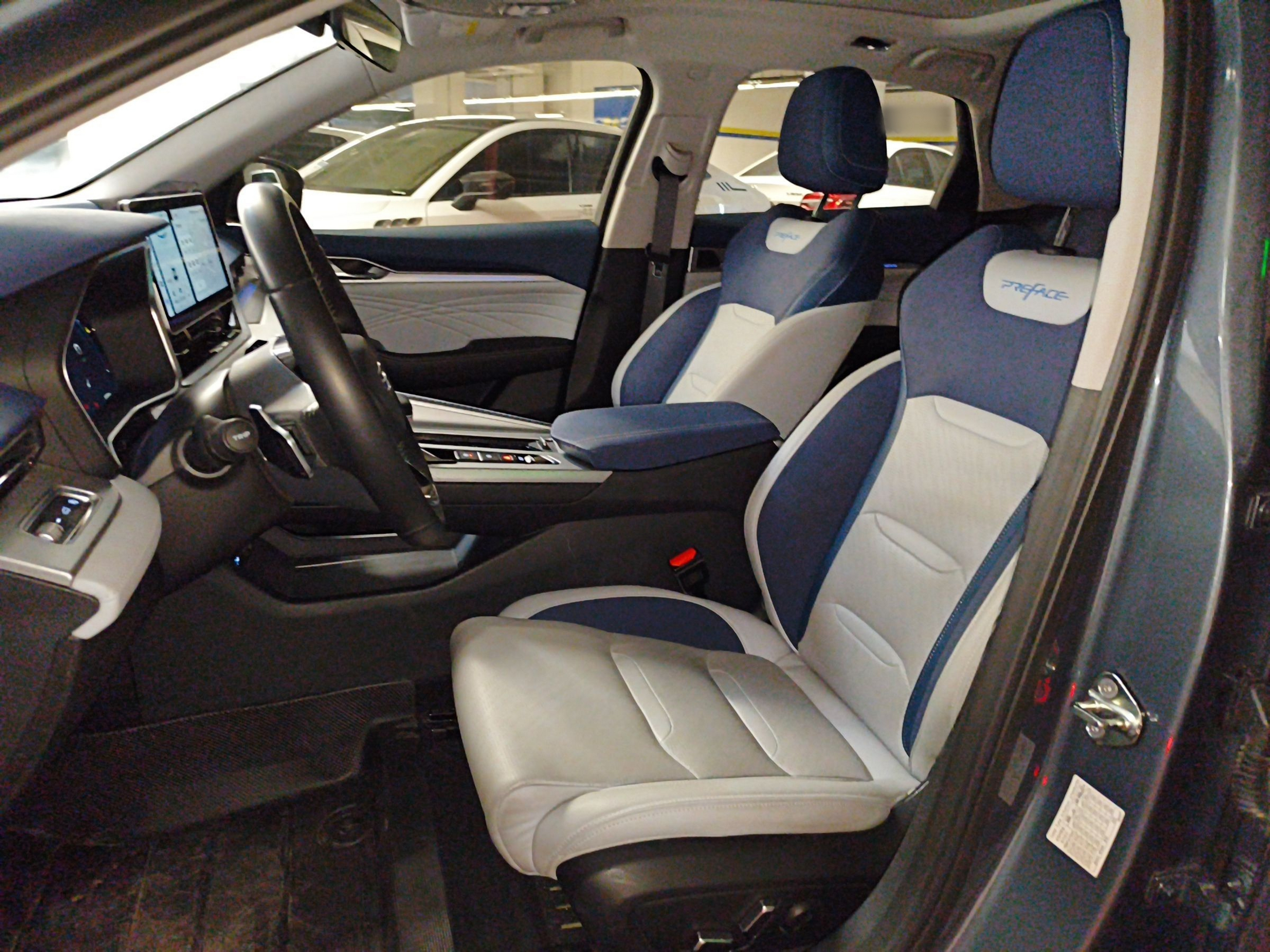 Переднее сиденье в автомобиле