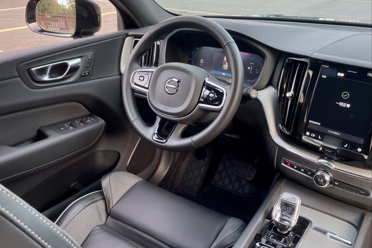 Used Volvo XC60 New Energy 2025 Plug-in Hybrid Long-Range All-Wheel Drive Zhiyuan Extreme Night Black Edition