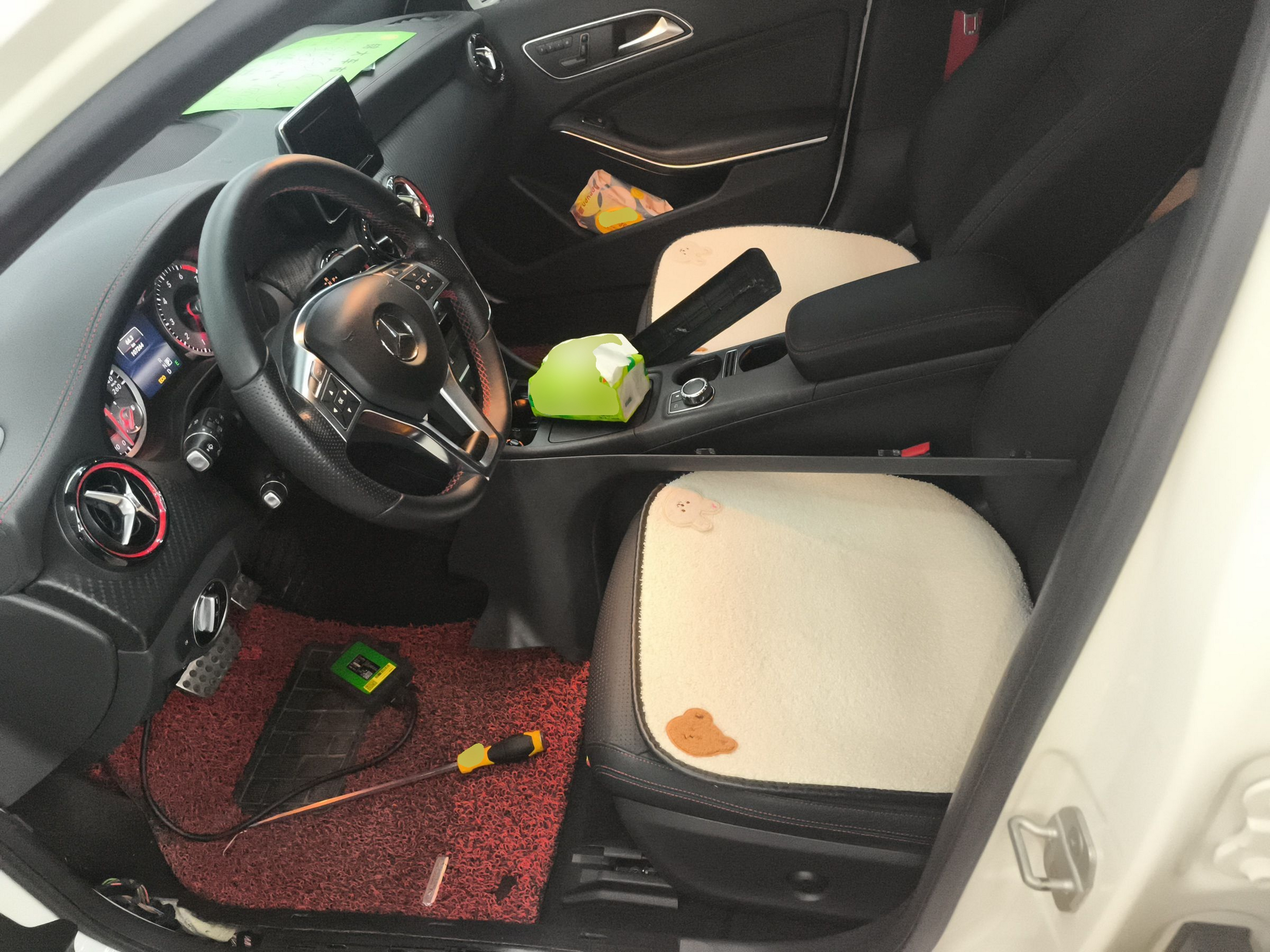 المقاعد الأمامية داخل السيارة