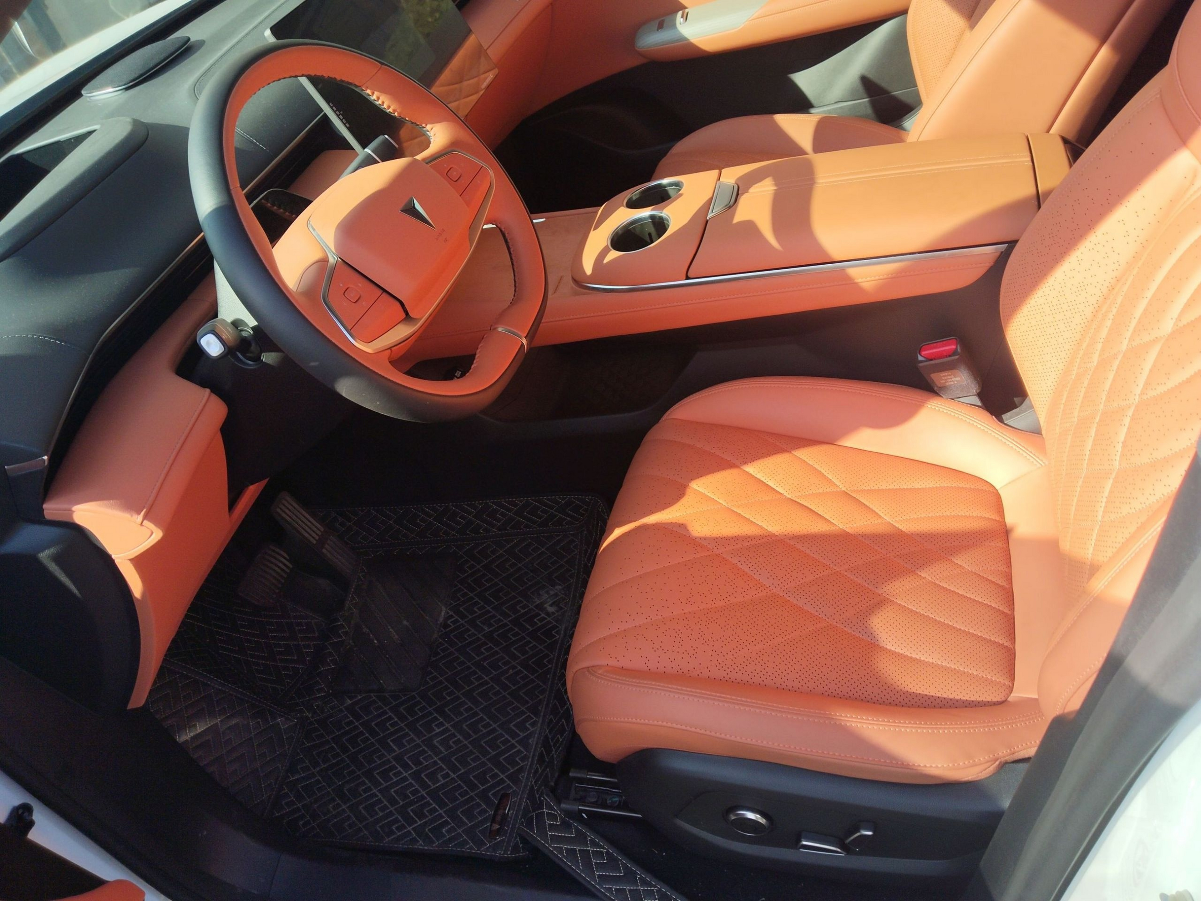 المقاعد الأمامية داخل السيارة