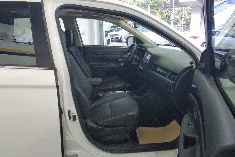 Used Mitsubishi Outlander 2016 2.4L 4x4 Luxury Edition 7-Seater
