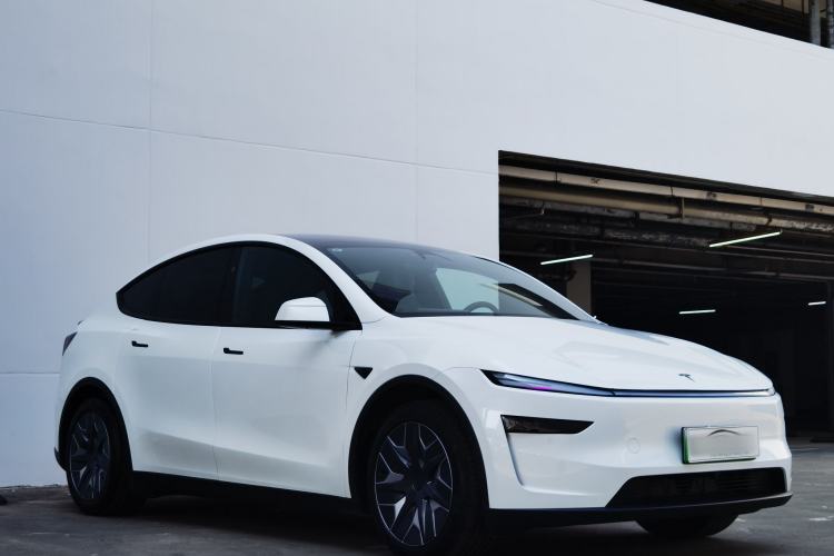 Used Tesla Model Y L 2025 Long-Range All-Wheel-Drive Version
