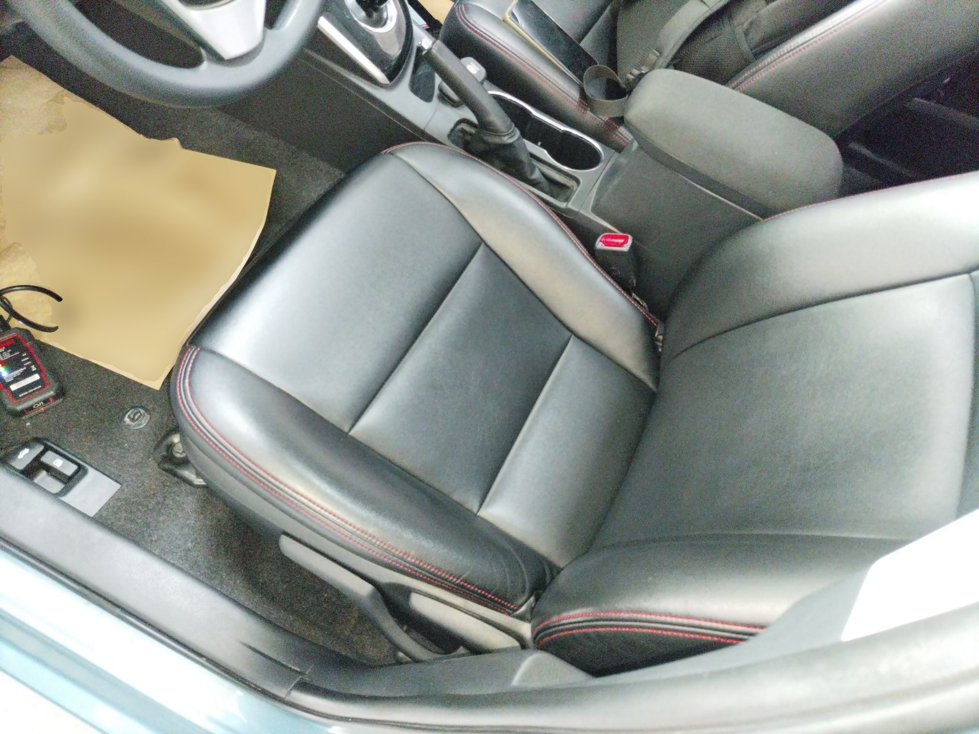 Переднее сиденье в автомобиле