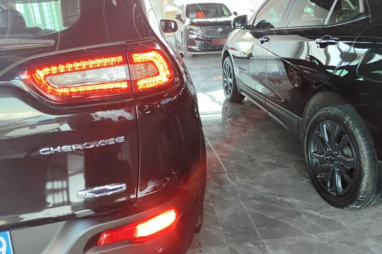 Used  Cherokee 2016 2.4L Professional Smart Version
