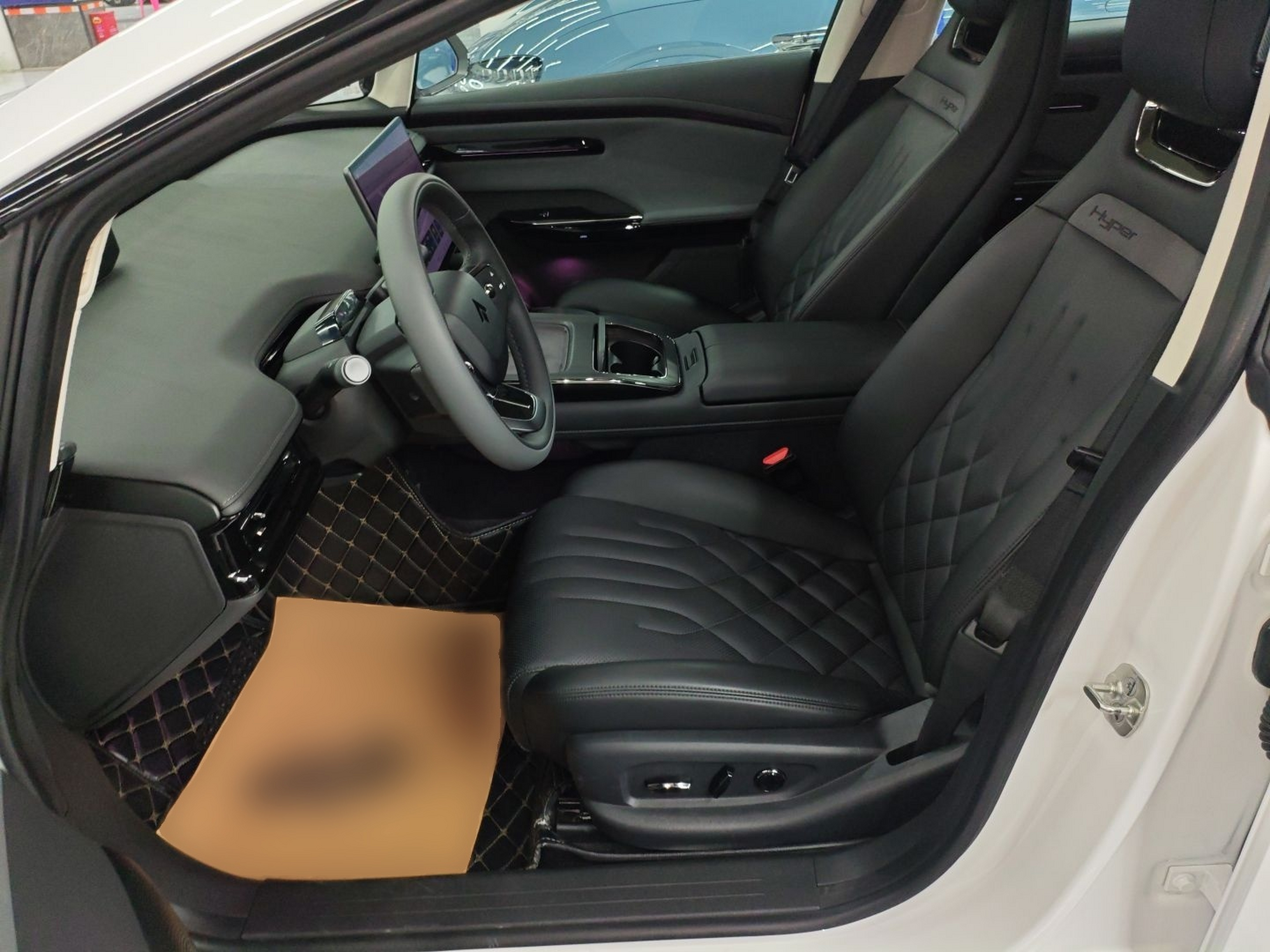 المقاعد الأمامية داخل السيارة