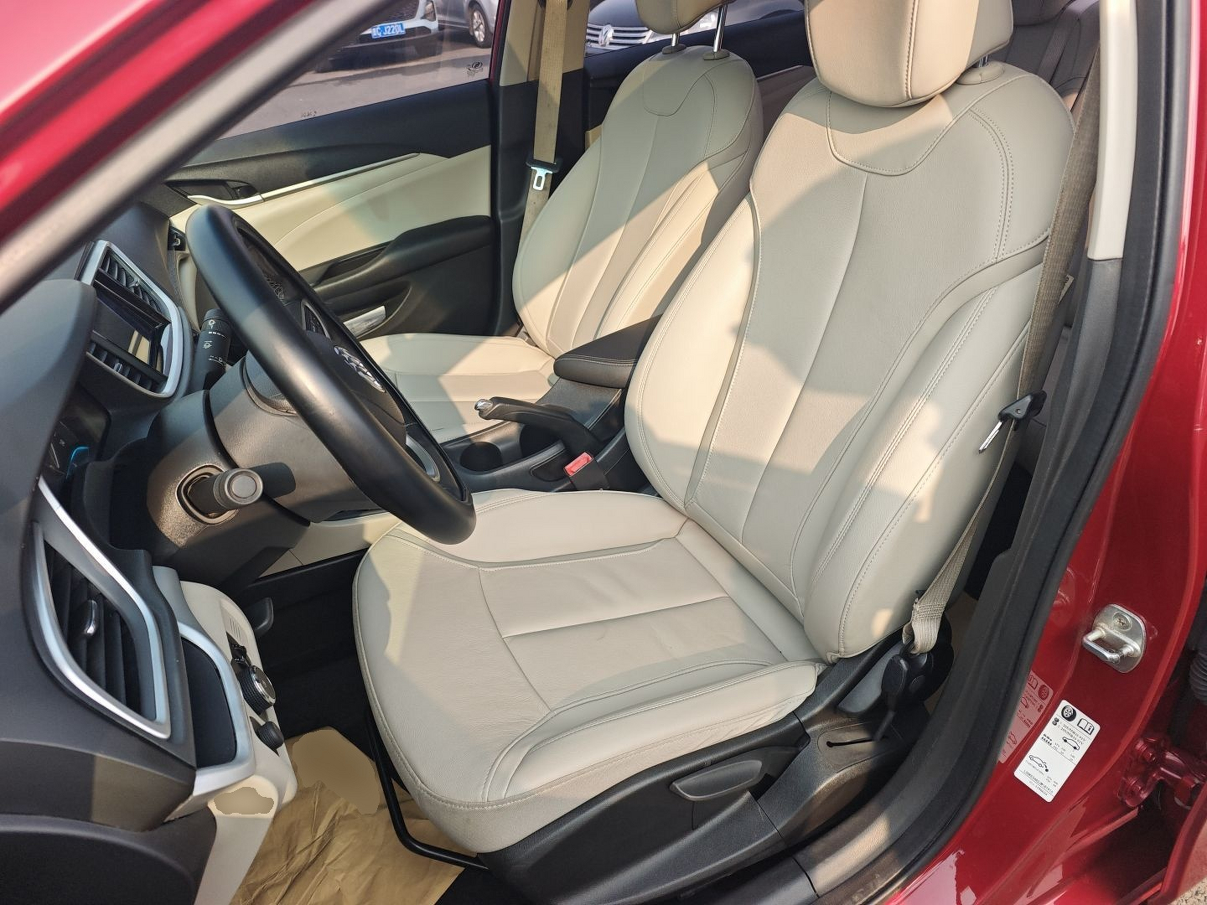 المقاعد الأمامية داخل السيارة