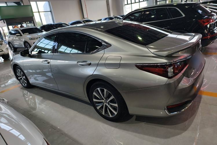 Used Lexus ES 2020 300h Premier Edition

