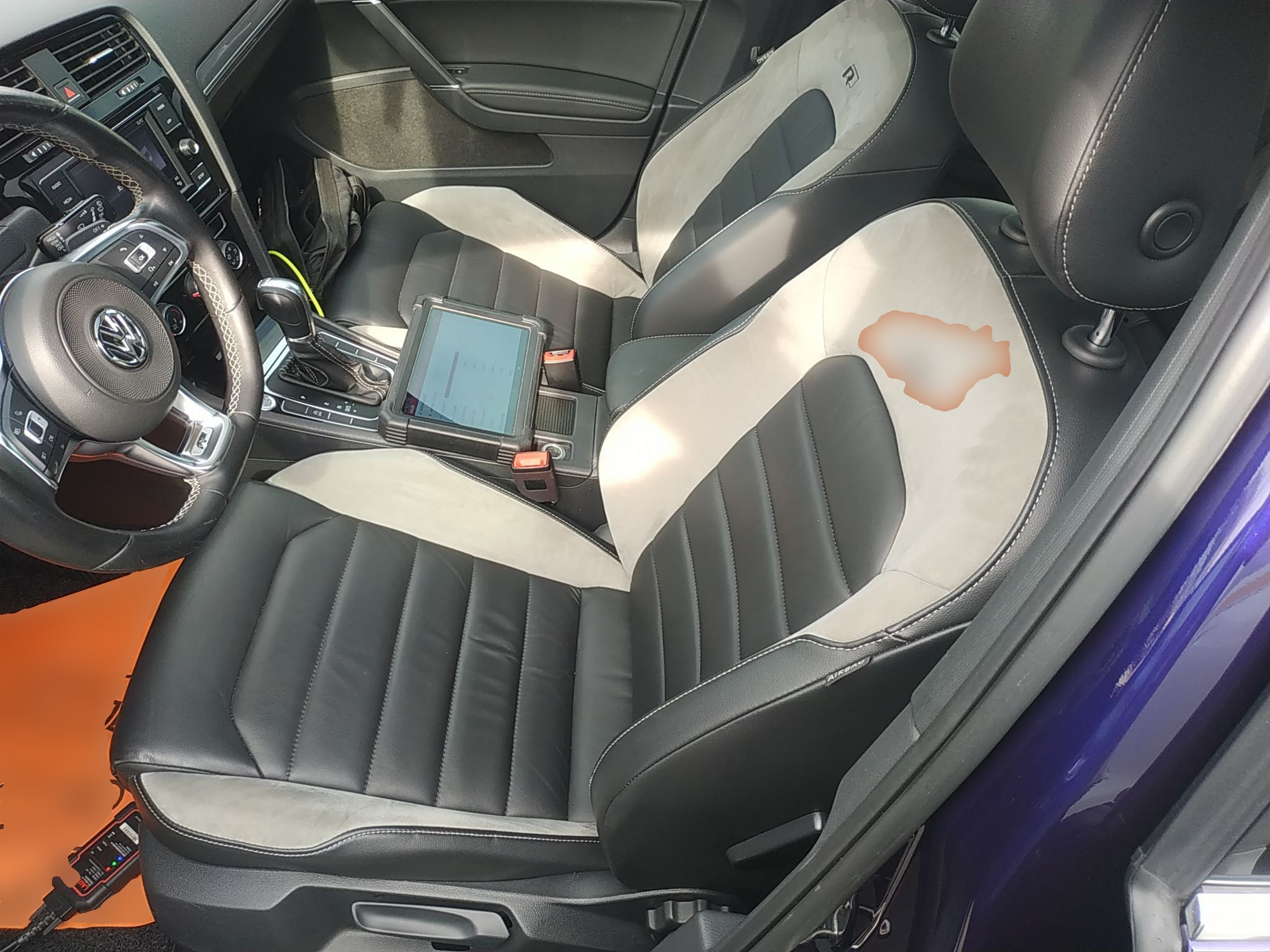 المقاعد الأمامية داخل السيارة