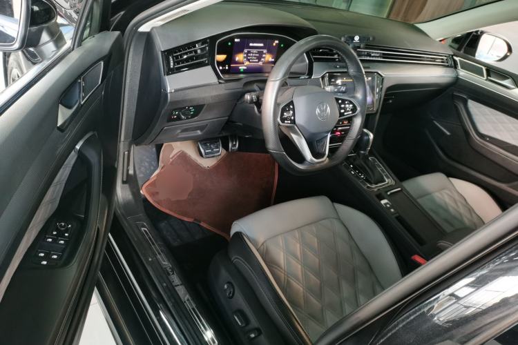 Used Volkswagen Magotan 2023 2 Million Units Limited Edition 330TSI DSG Leading Version
