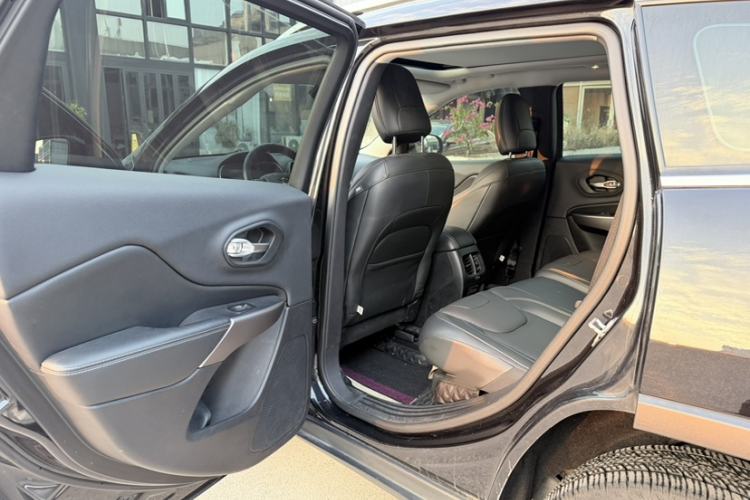 Used  Cherokee 2019 2.0T Two-Wheel Drive Smart Enjoyment Version China V