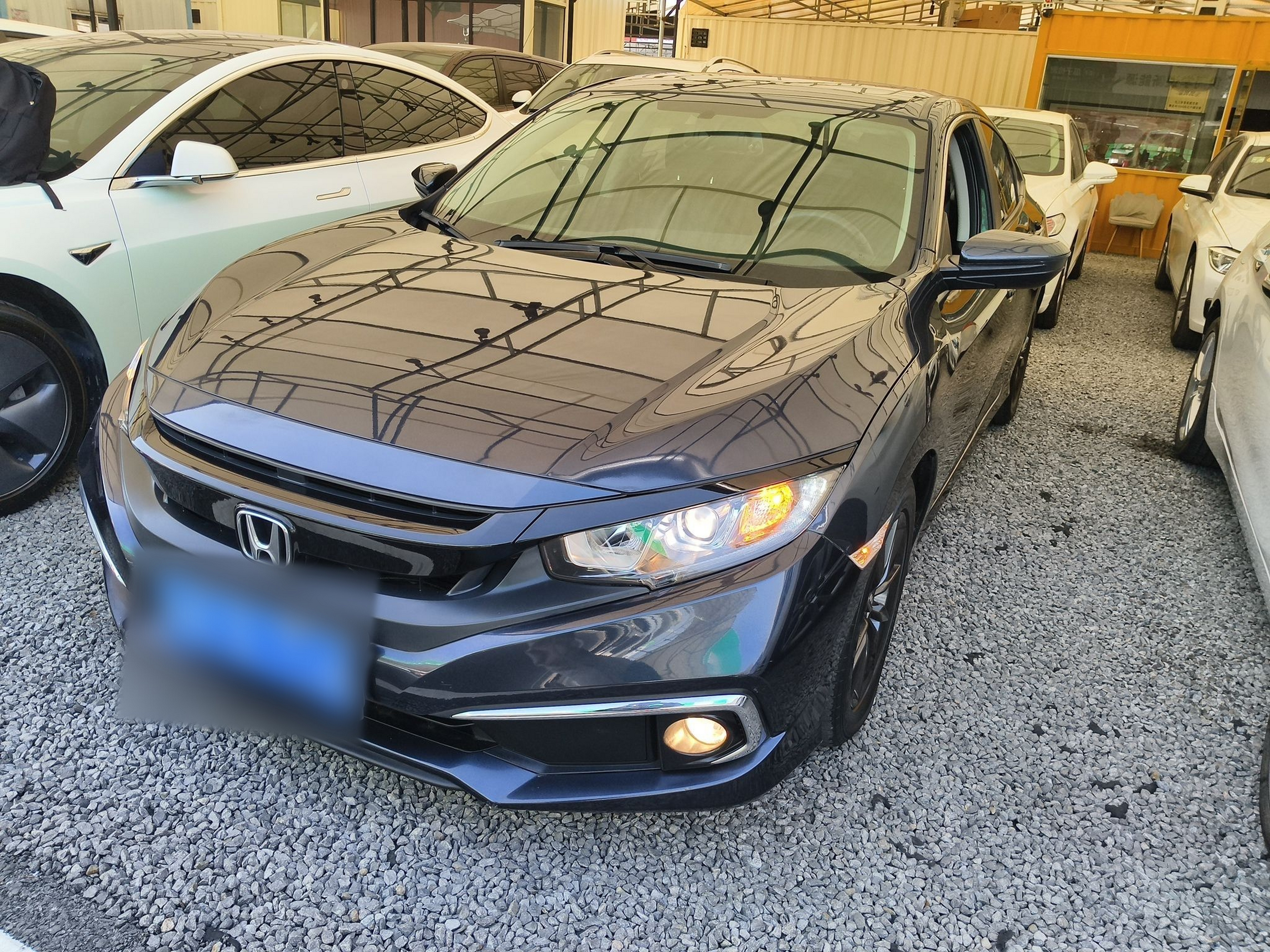 تحت مقدمة السيارة