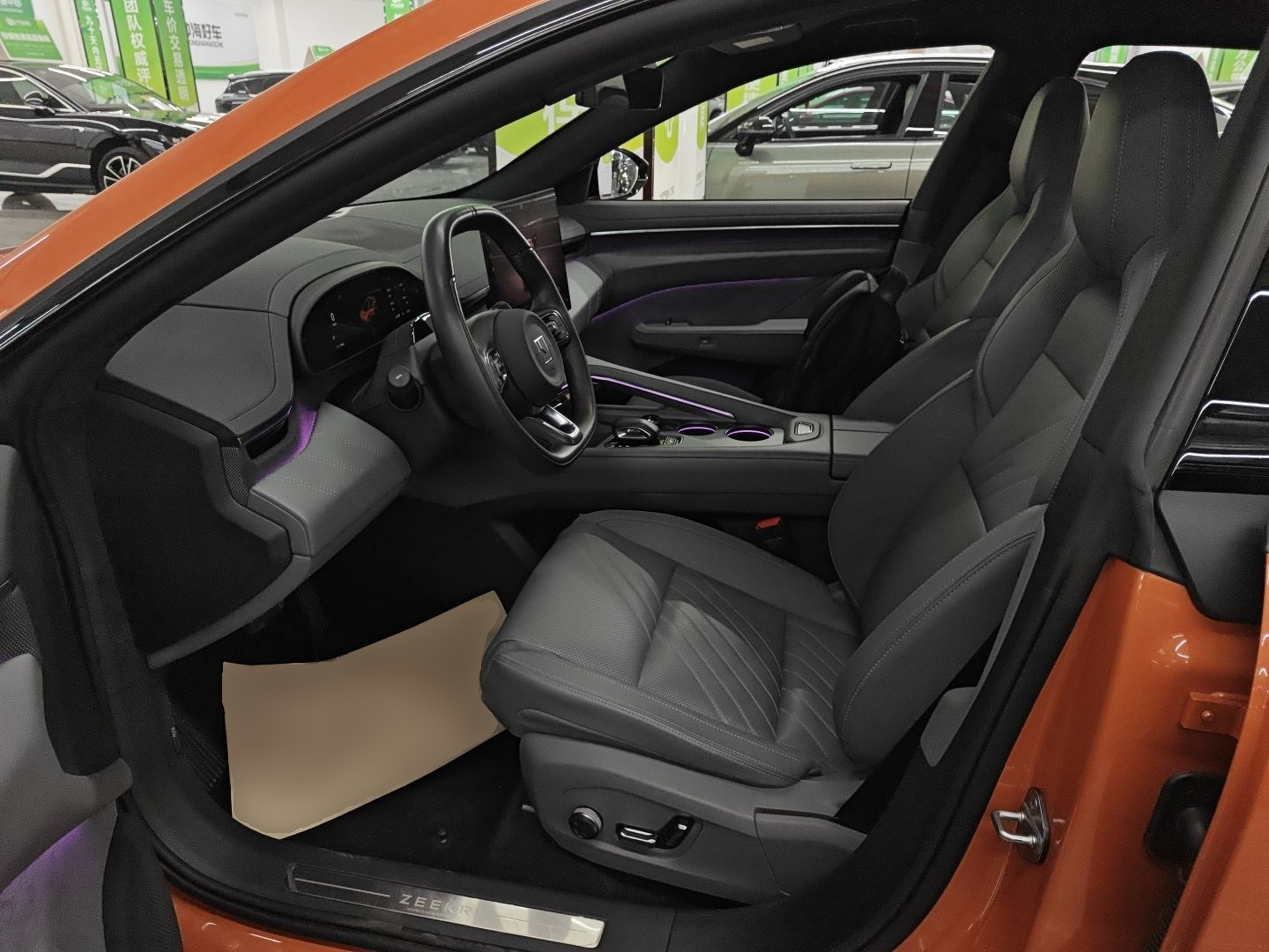 المقاعد الأمامية داخل السيارة