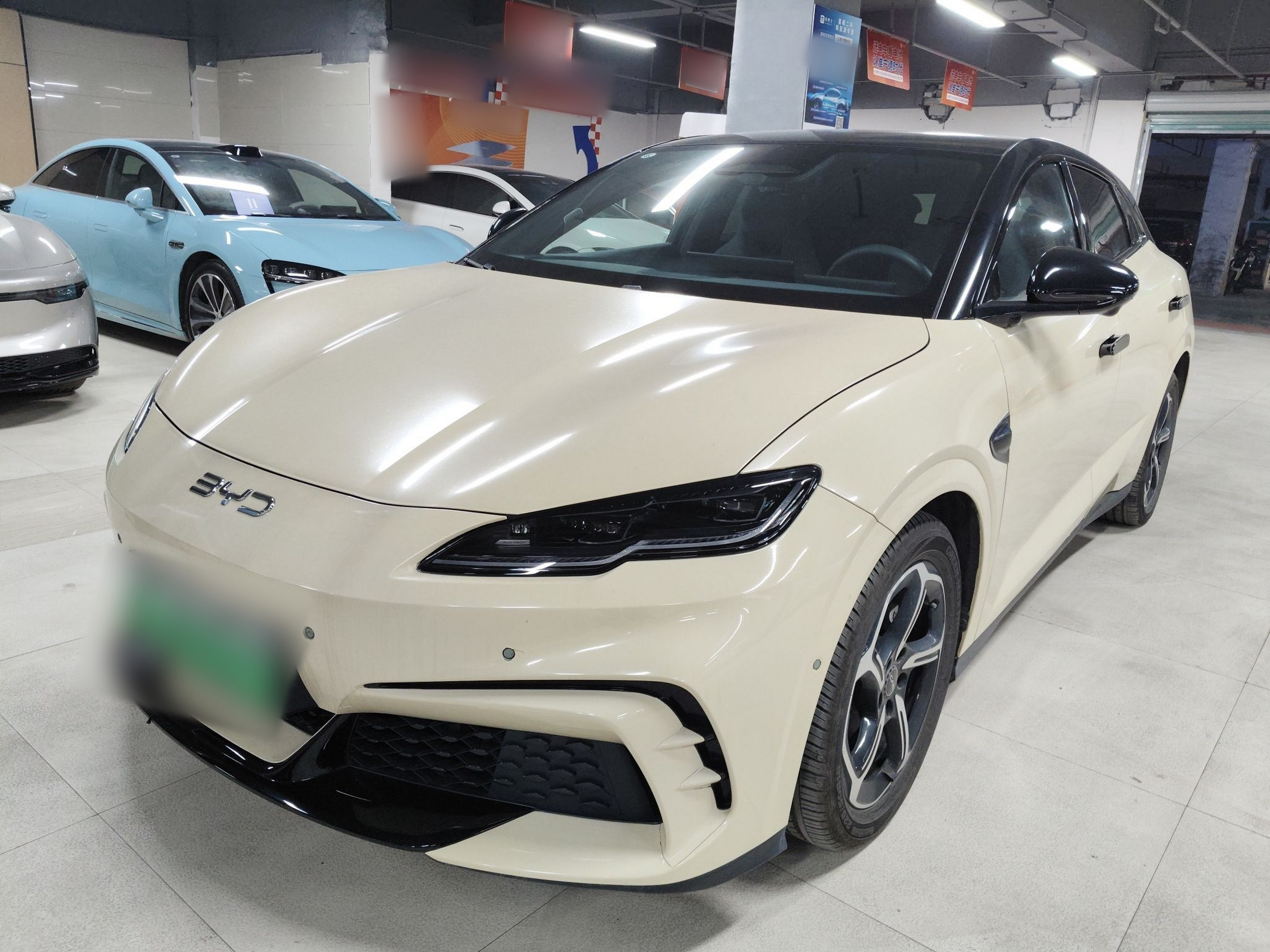 تحت مقدمة السيارة