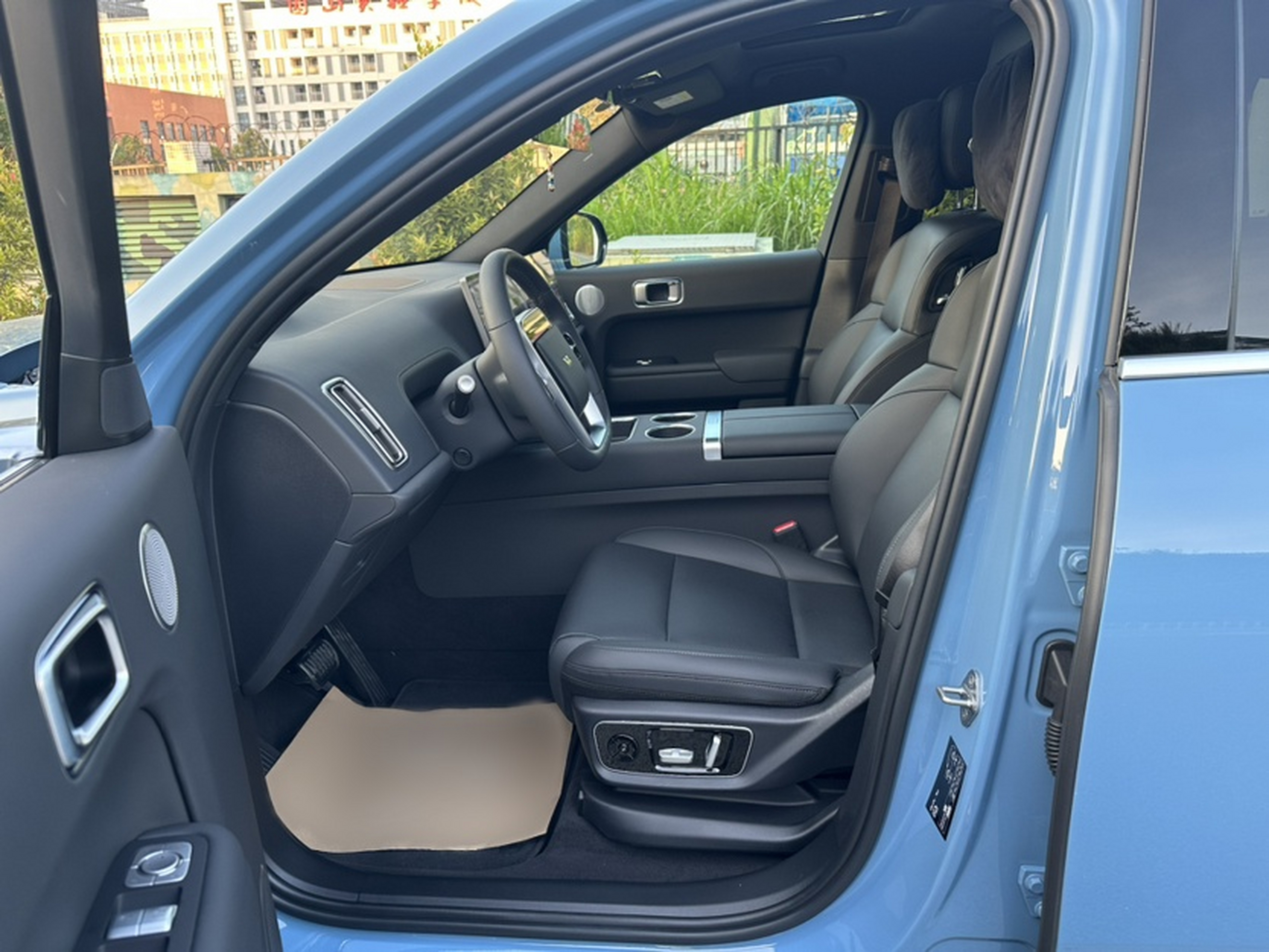 Переднее сиденье в автомобиле