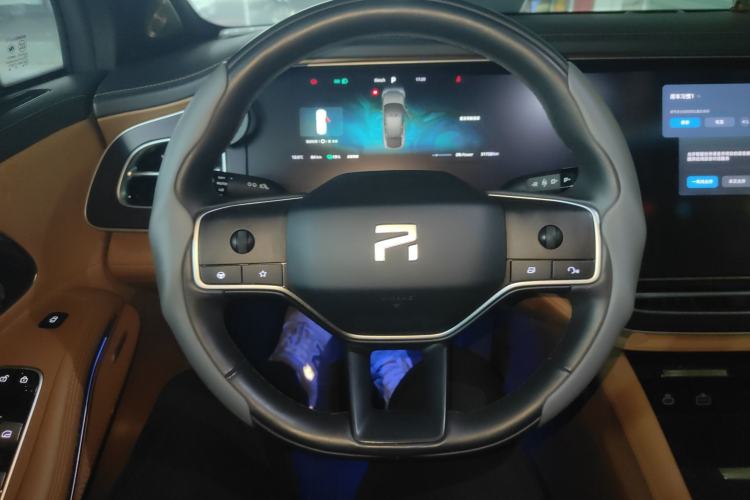 Used  R7 2023 Rear-Drive Screen King Pro Edition
