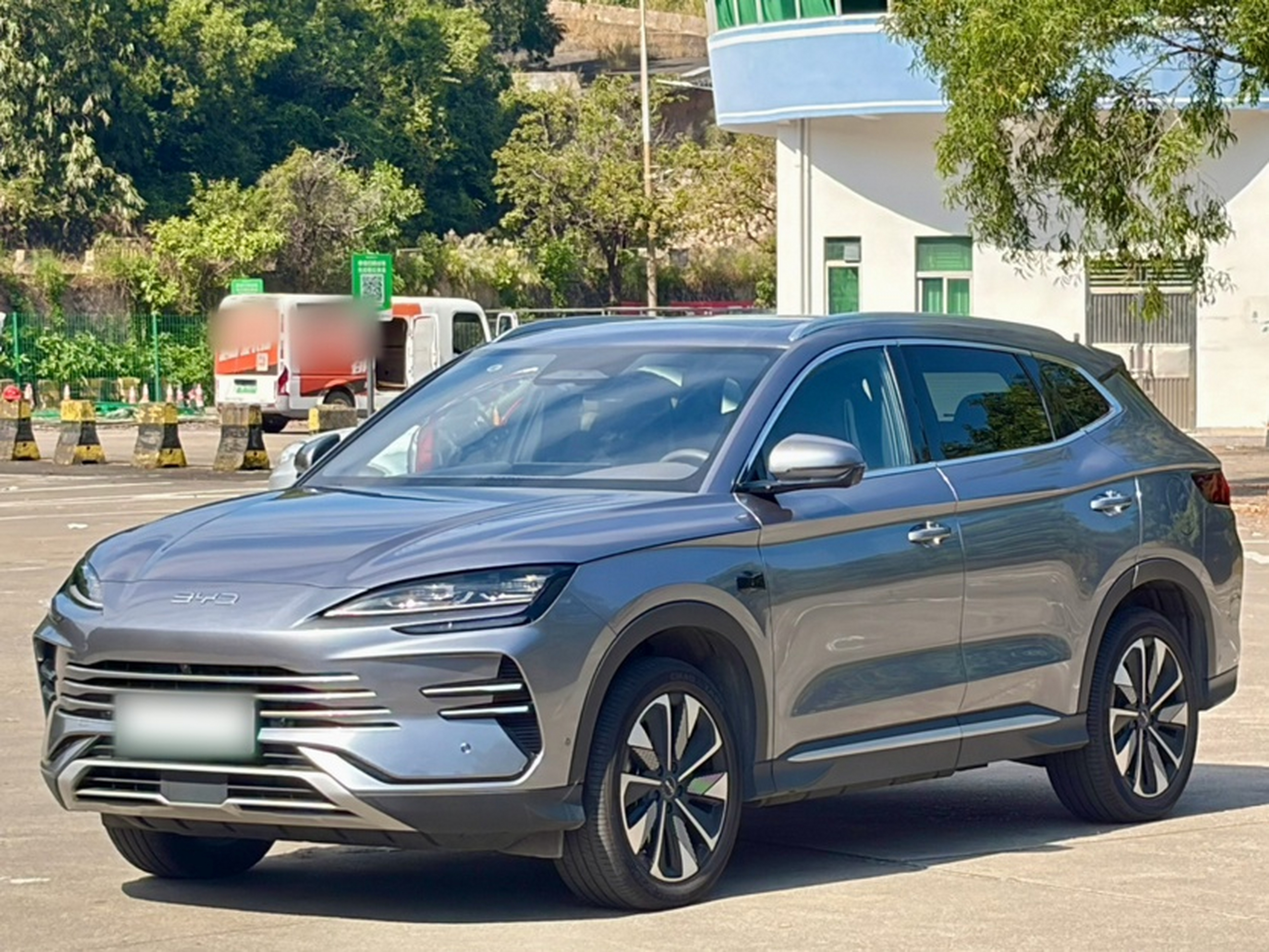 Под передней частью автомобиля