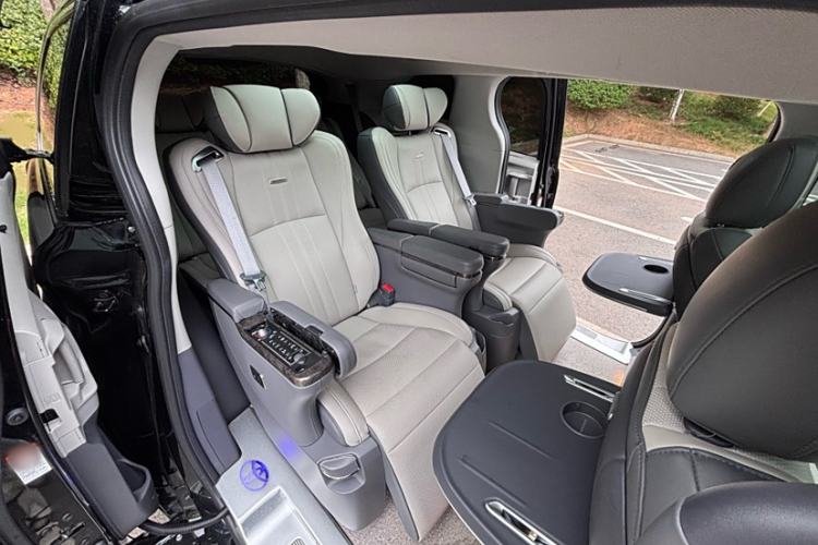 Used Toyota Granvia 2023 2.5L Hybrid Luxury Edition
