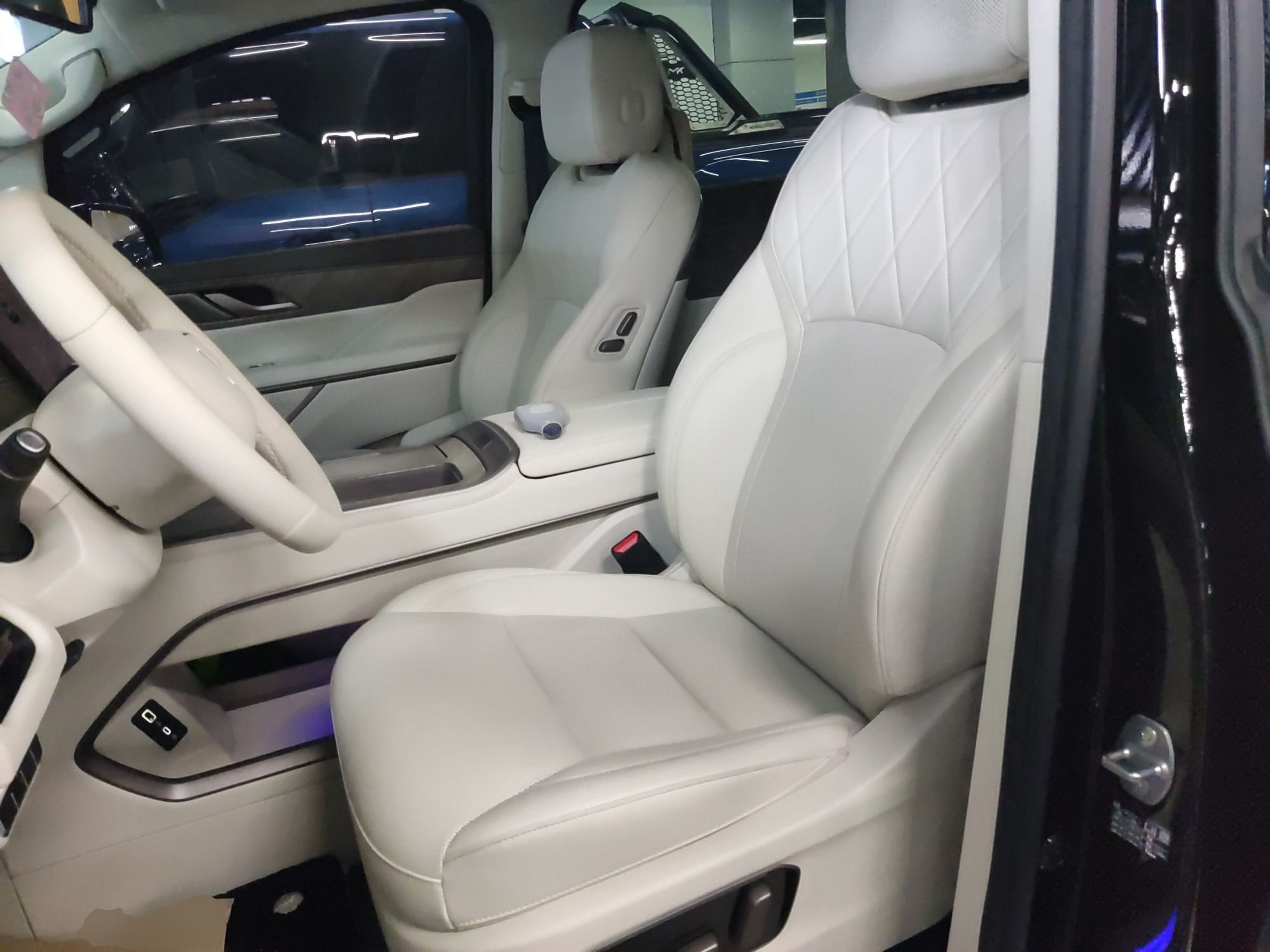 المقاعد الأمامية داخل السيارة