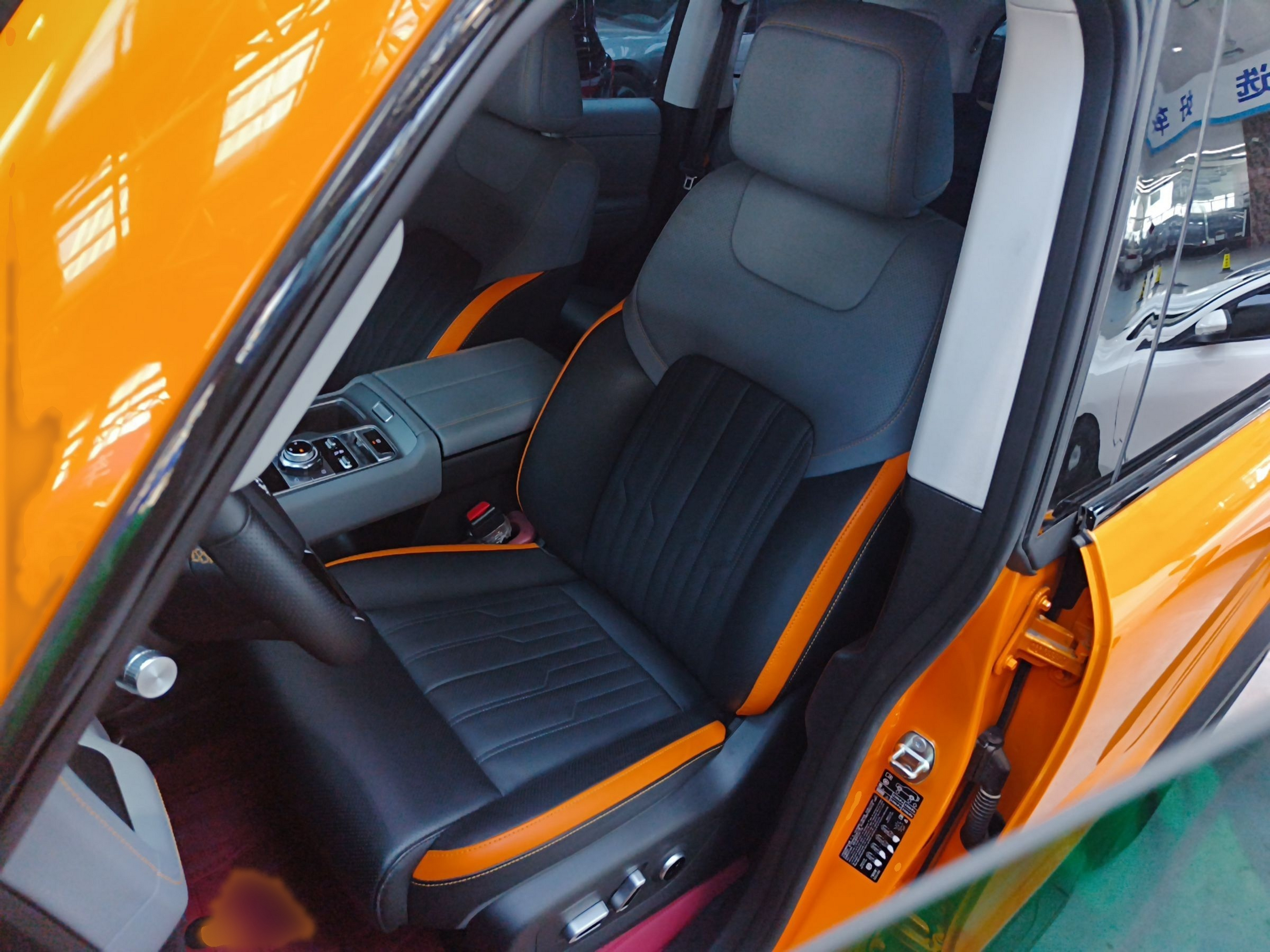 المقاعد الأمامية داخل السيارة