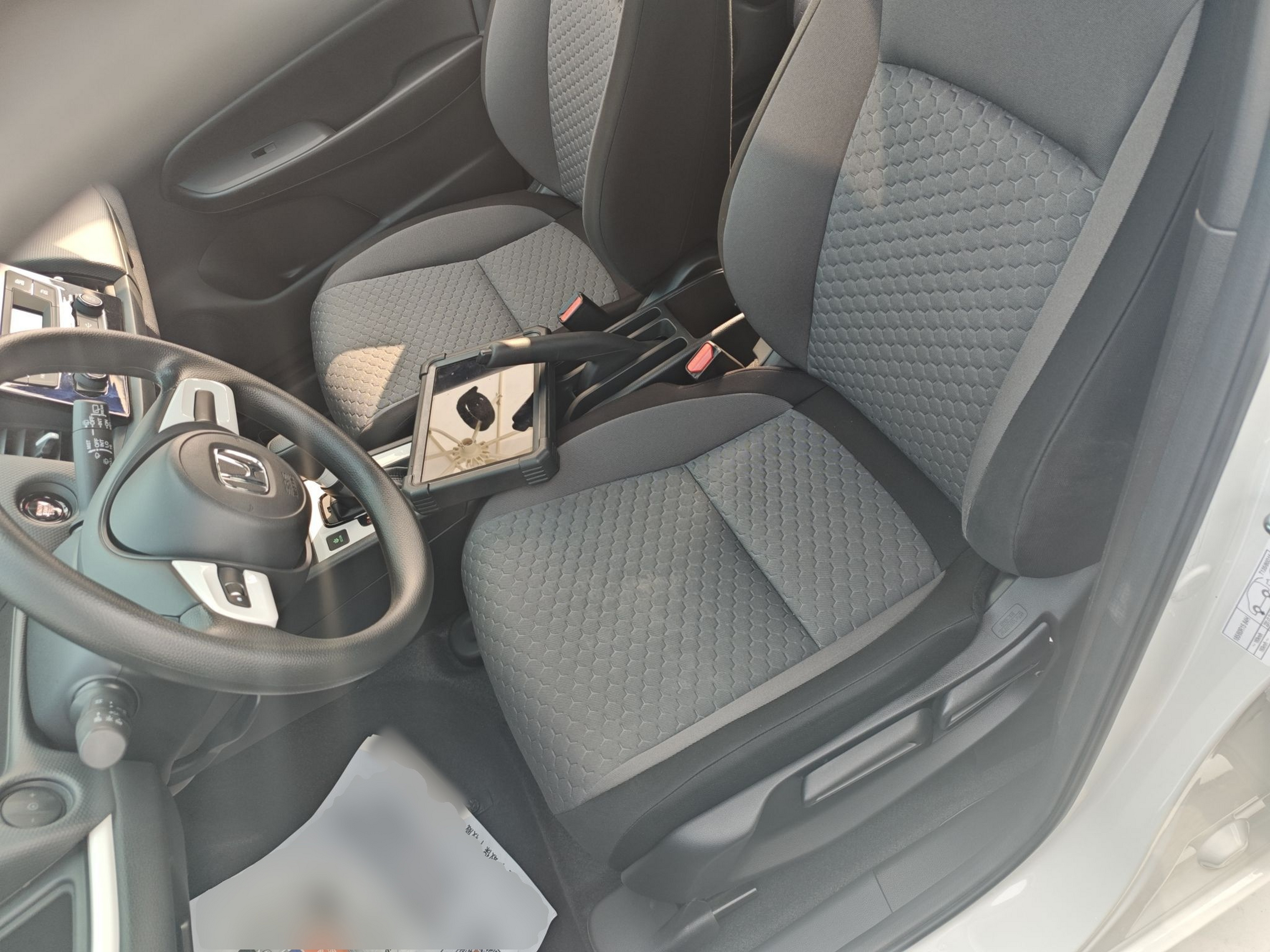 المقاعد الأمامية داخل السيارة