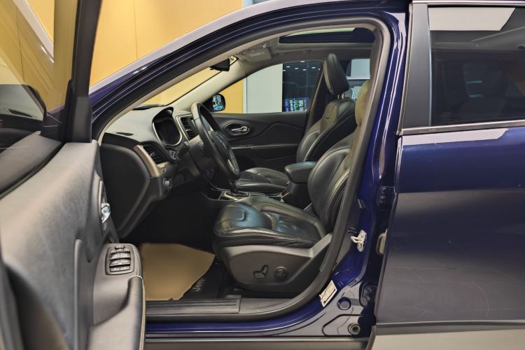 Used  Cherokee 2016 2.4L Leading Edition