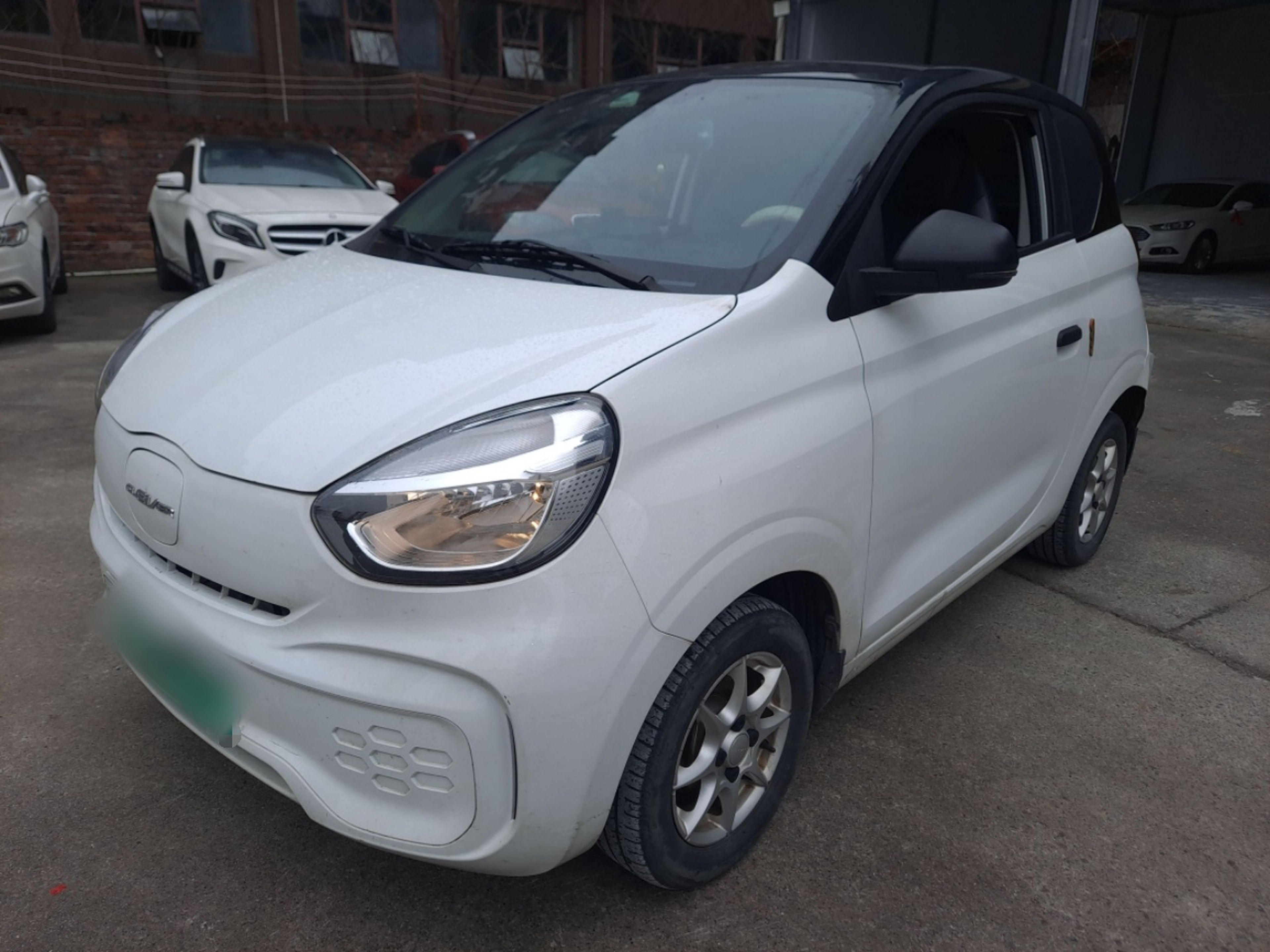 تحت مقدمة السيارة