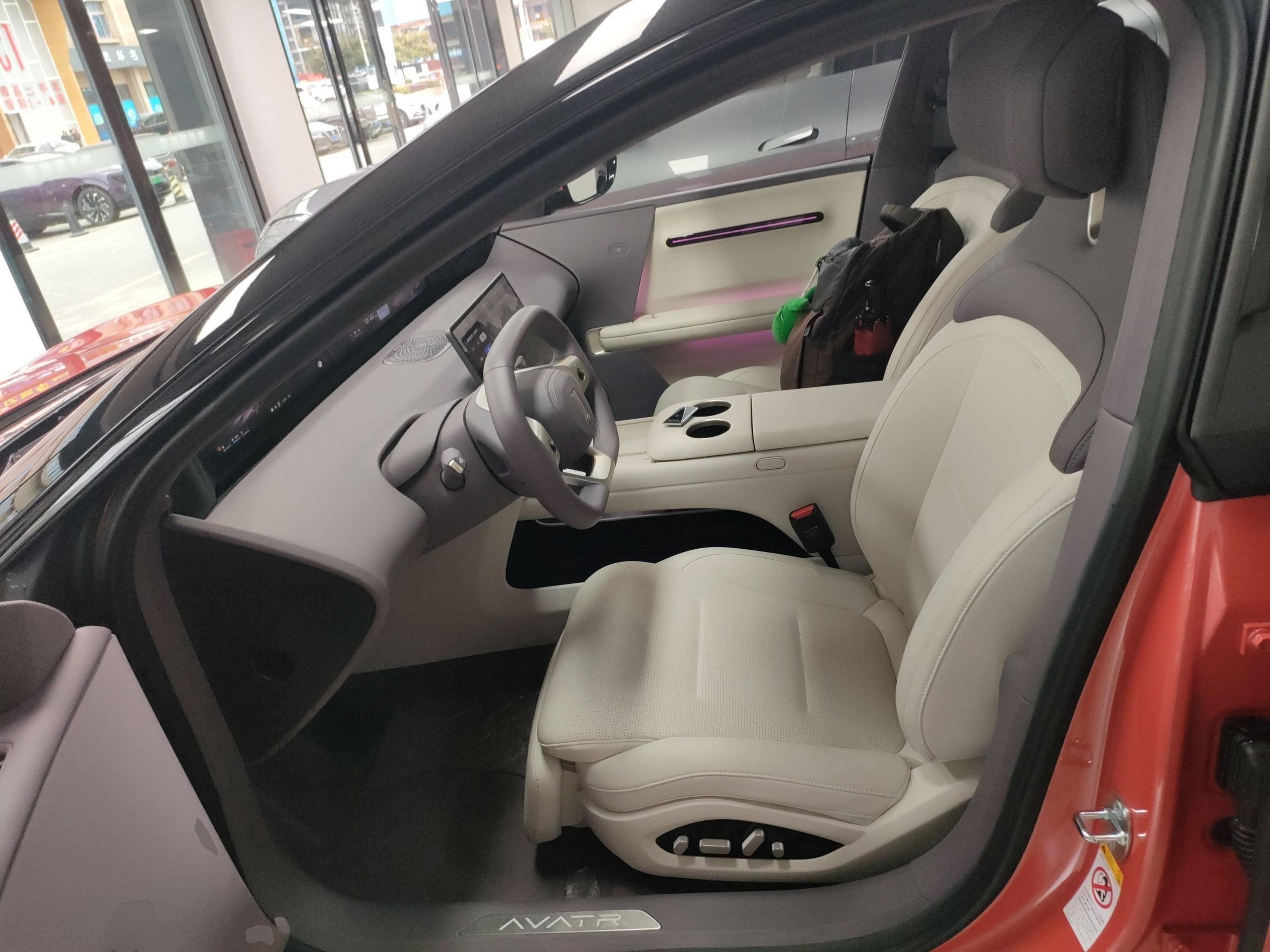 المقاعد الأمامية داخل السيارة