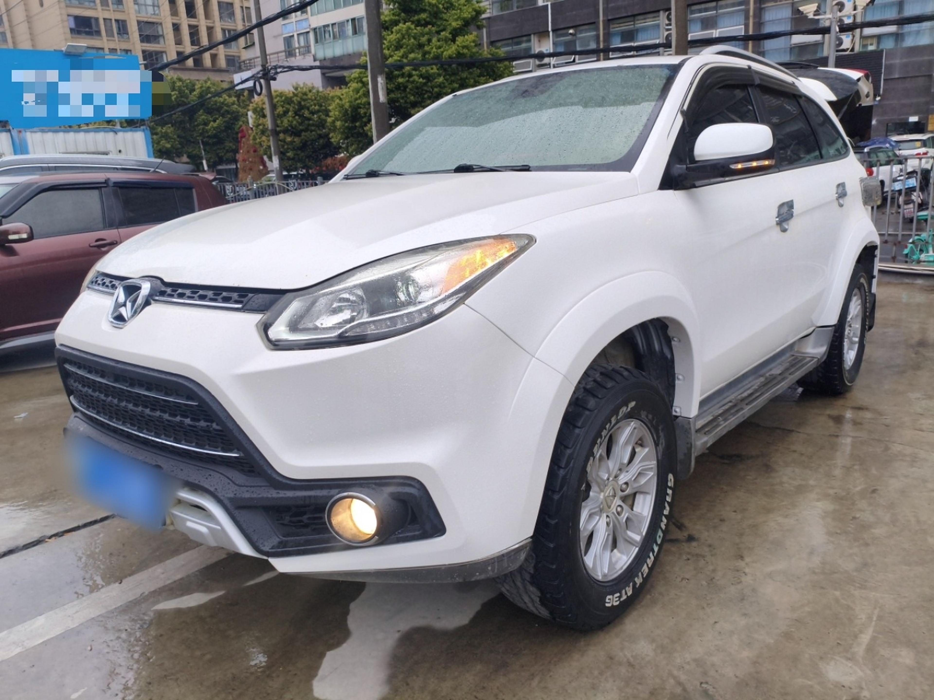 Под передней частью автомобиля