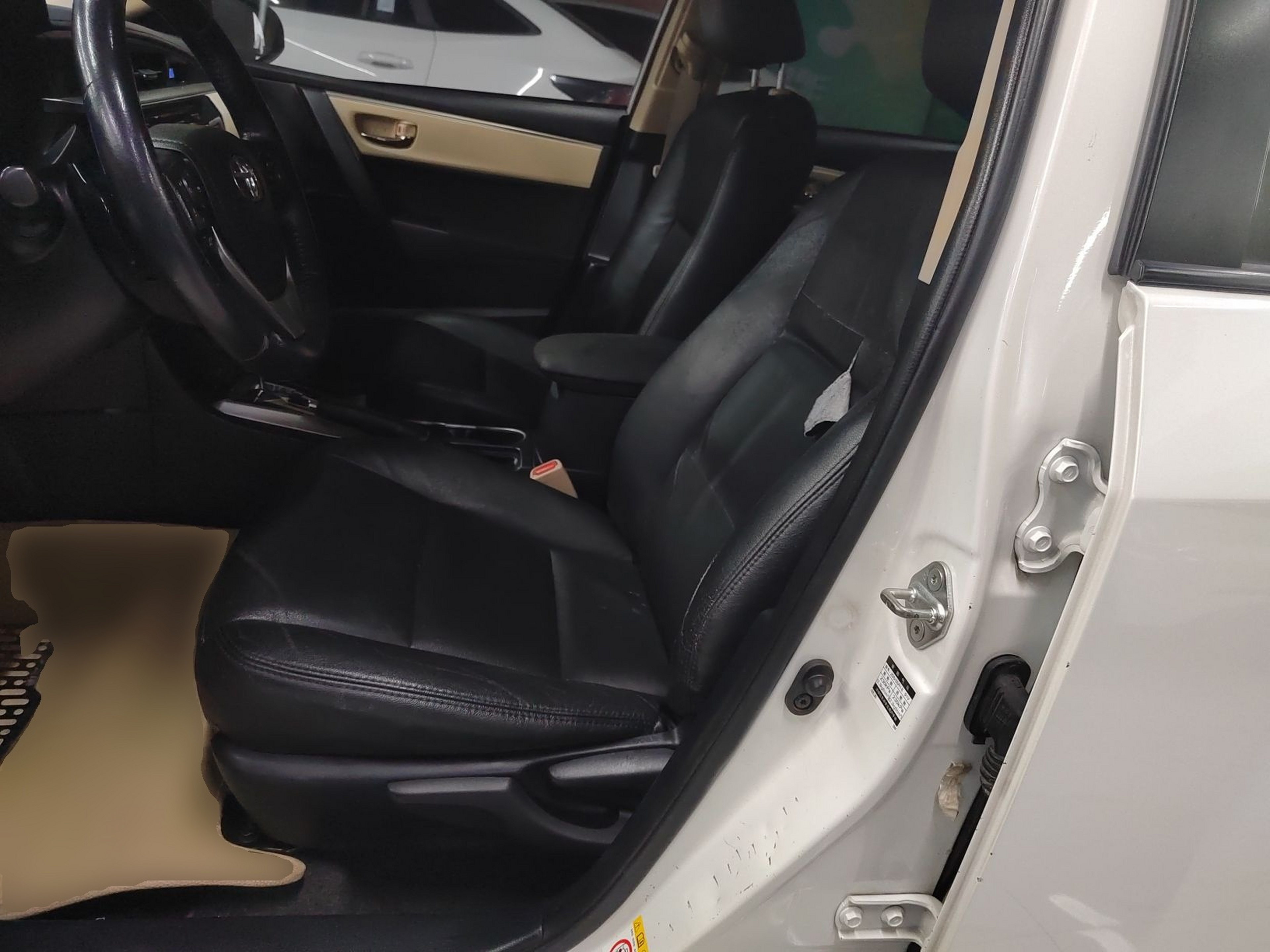 المقاعد الأمامية داخل السيارة