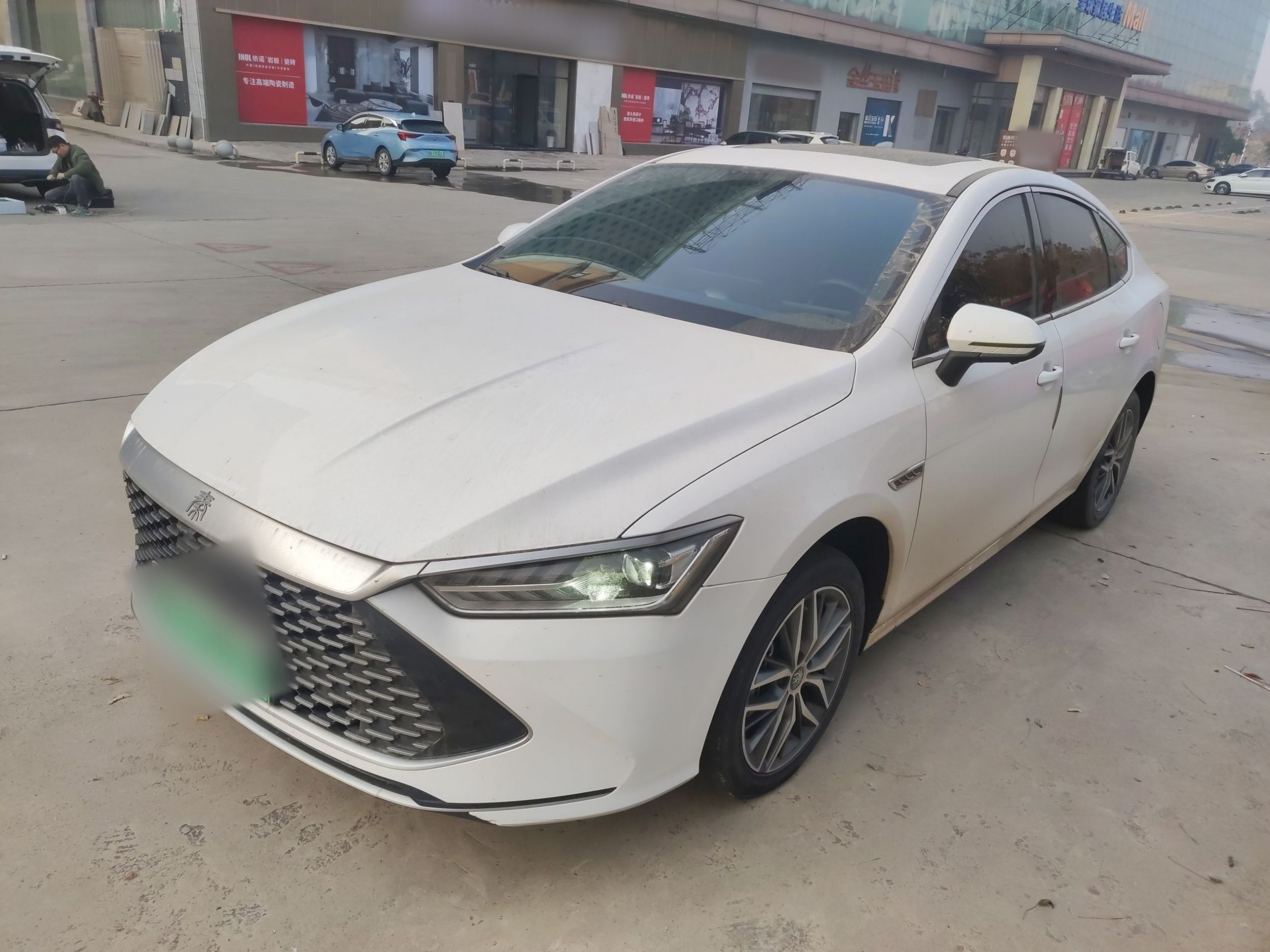 Под передней частью автомобиля