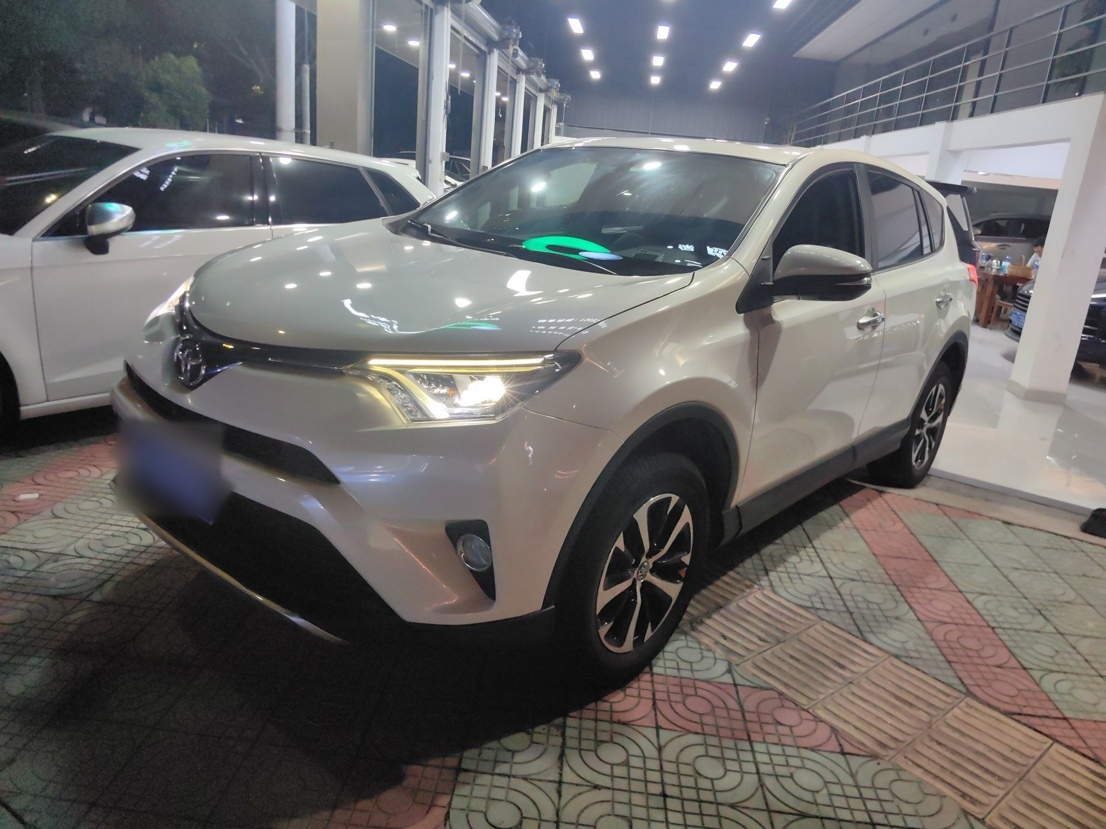 تحت مقدمة السيارة