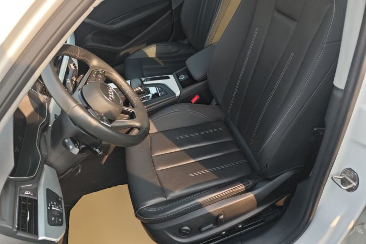 Used Audi A4L 2020 40 TFSI Fashionable and Elegant Model
