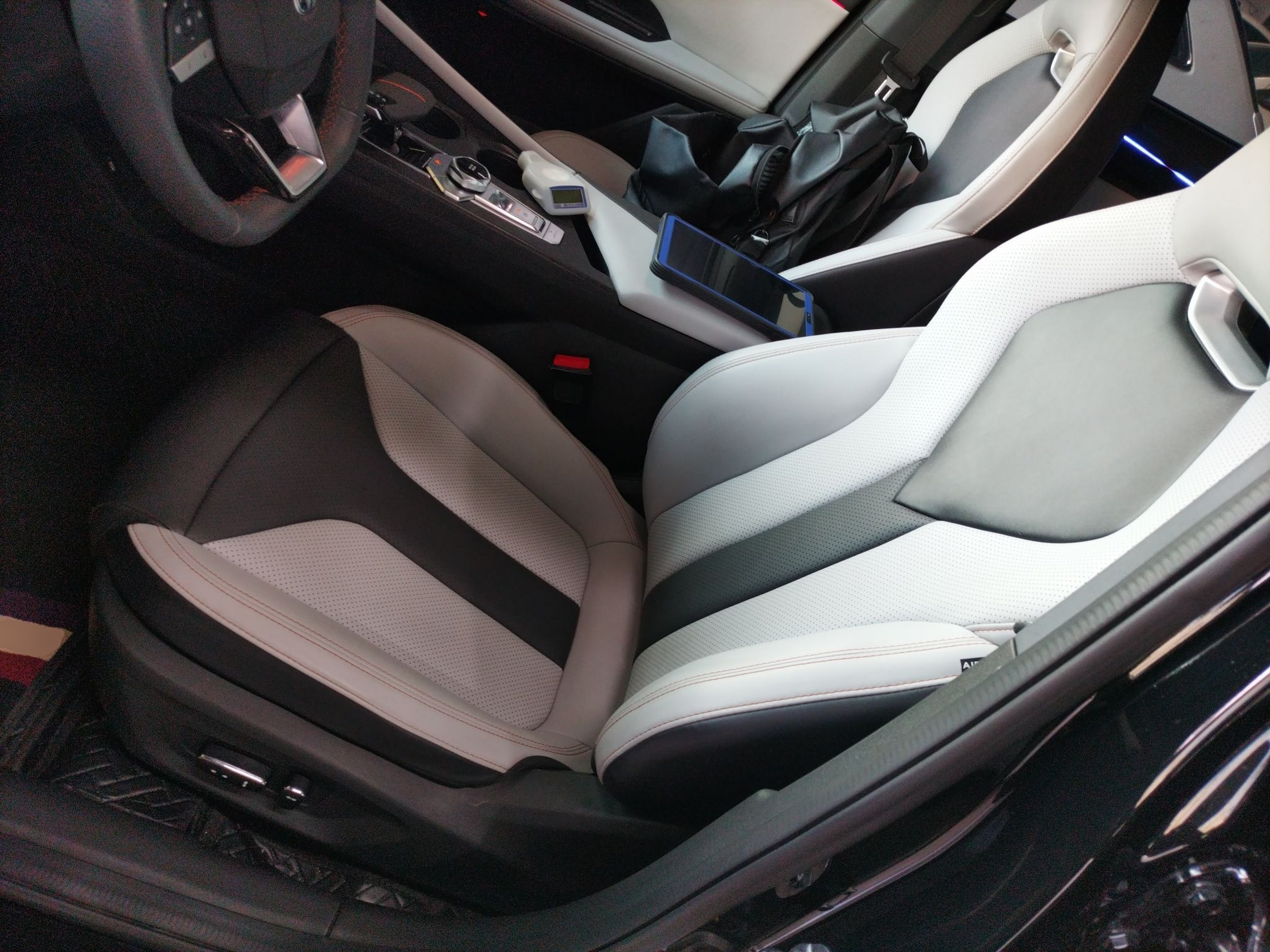 المقاعد الأمامية داخل السيارة