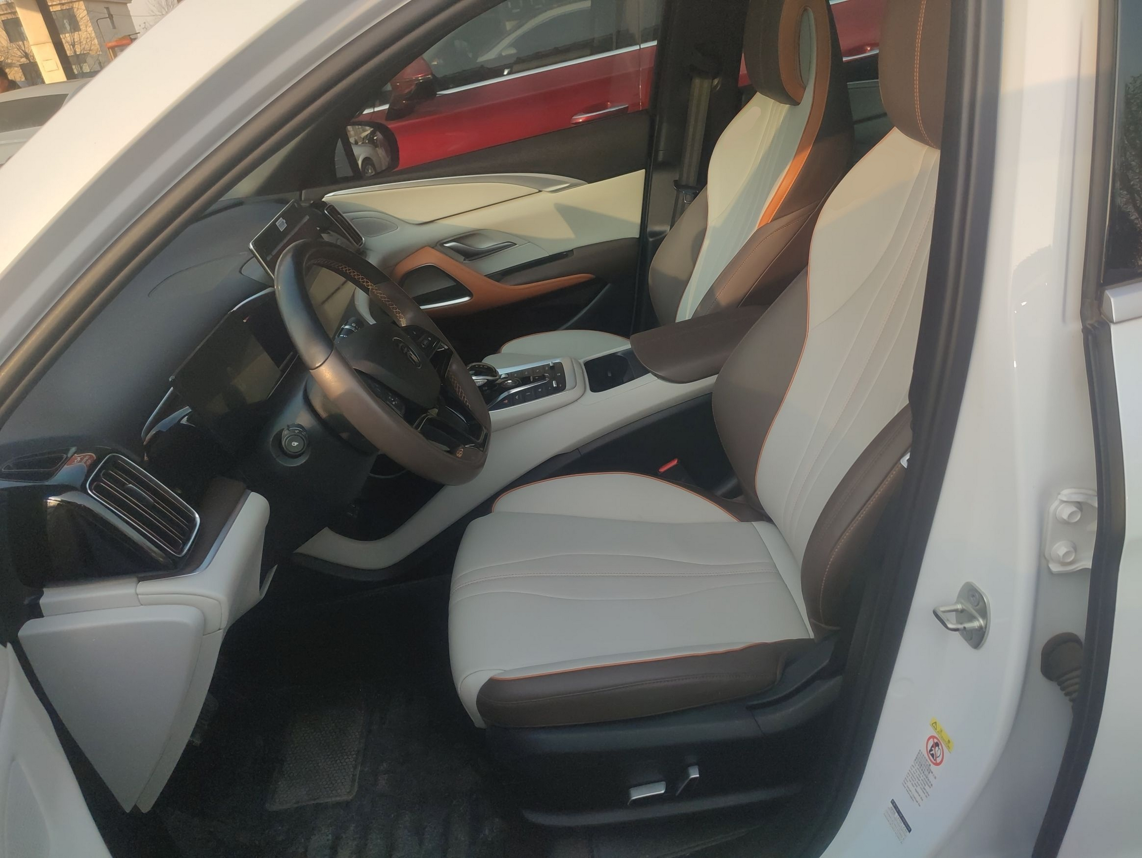 المقاعد الأمامية داخل السيارة