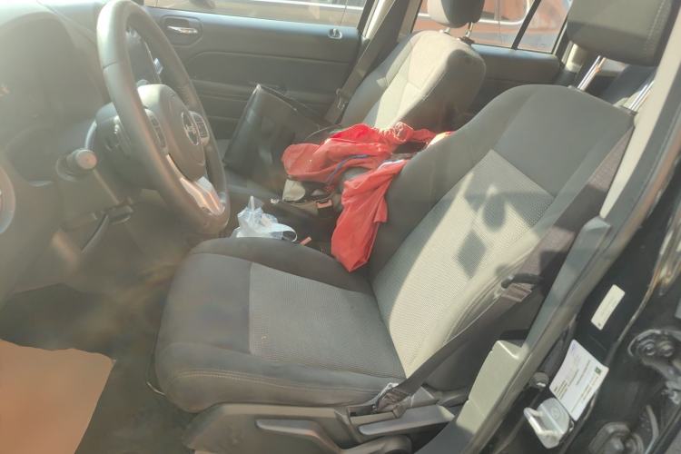 Used  Compass 2015 2.0L two-wheel drive sport version
