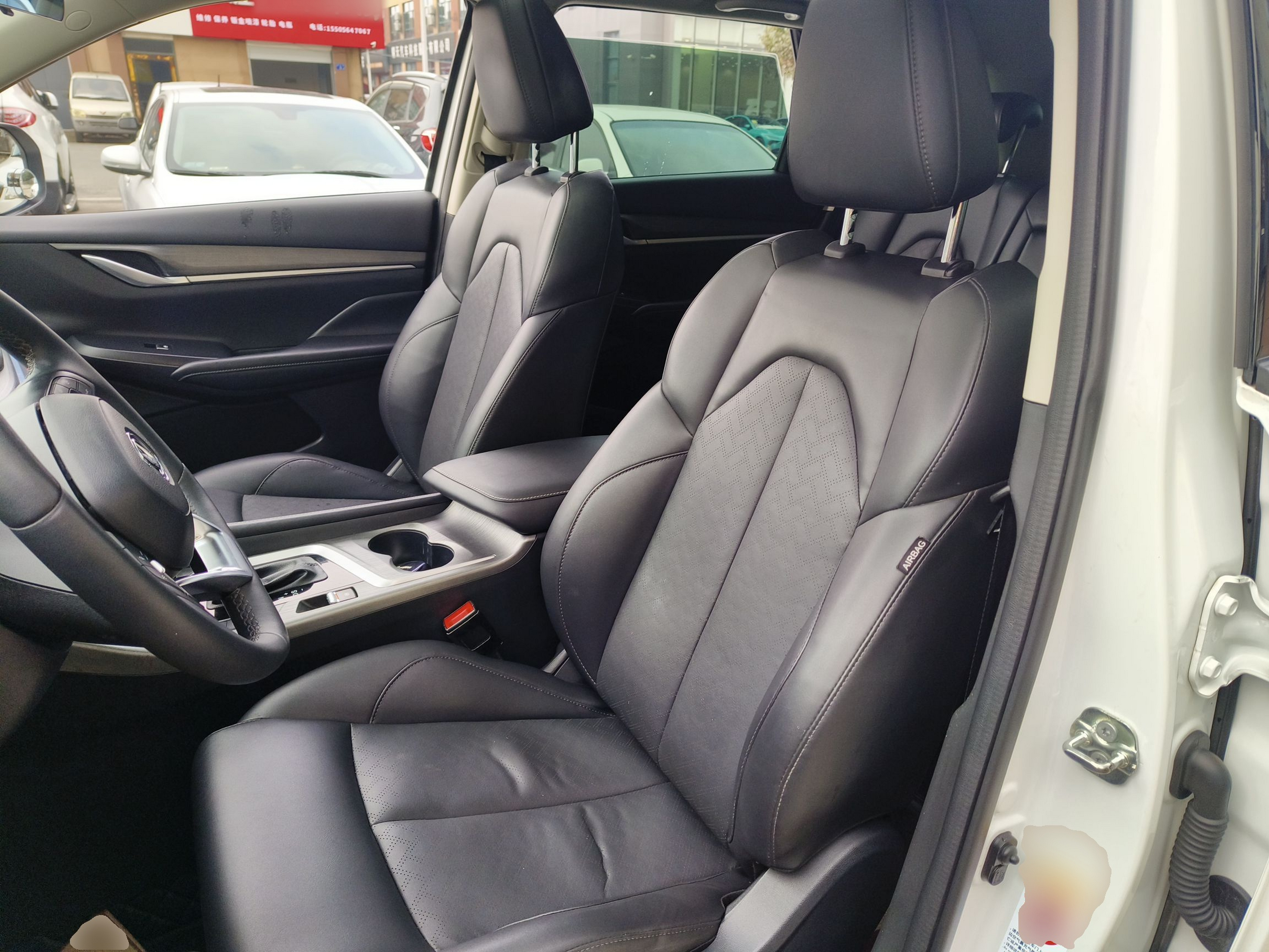 المقاعد الأمامية داخل السيارة